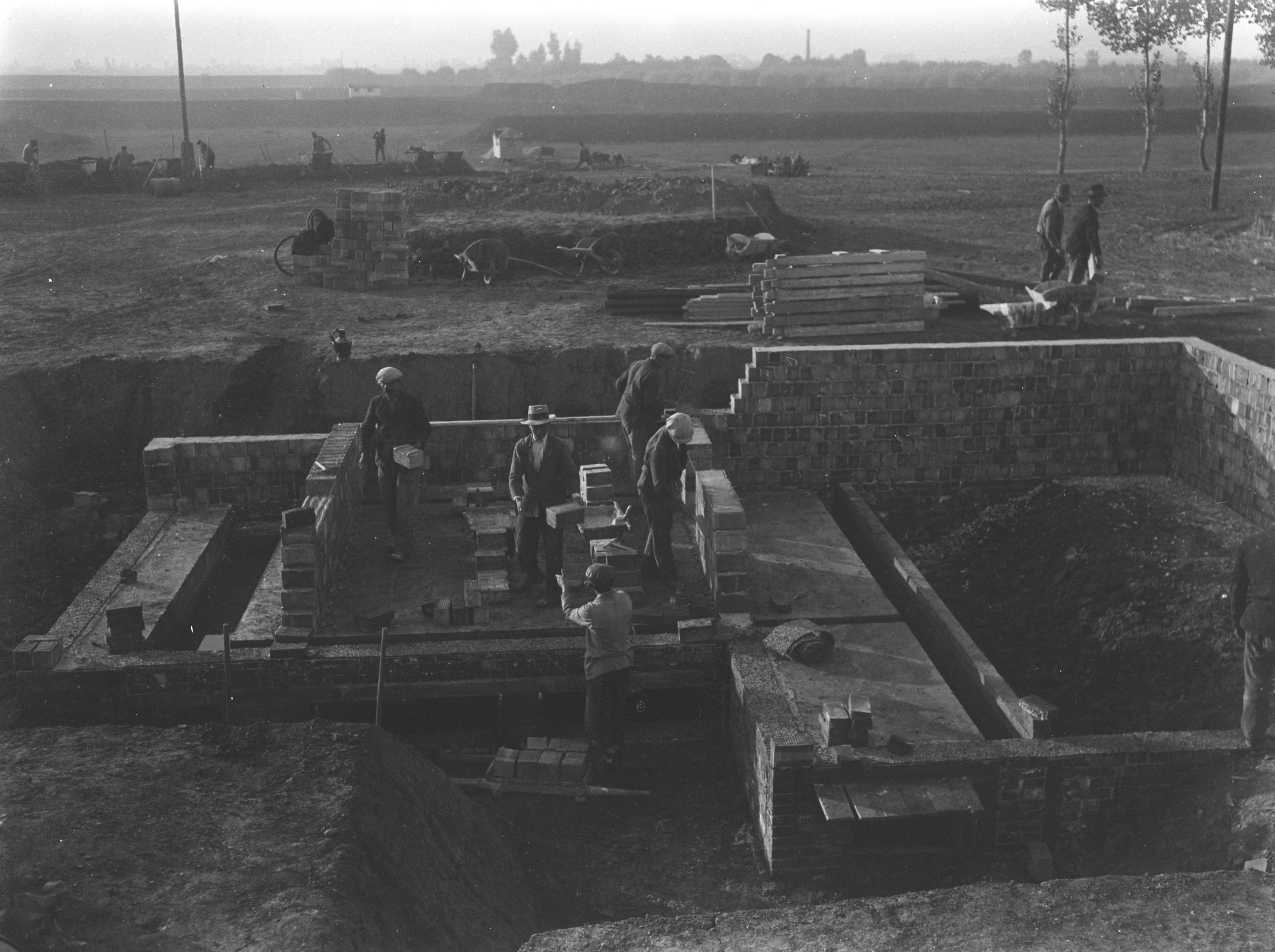 Transzformátorház kőműves munkálatai, 1937. október (Magyar Környezetvédelmi és Vízügyi Múzeum - Duna Múzeum CC BY-NC-SA)