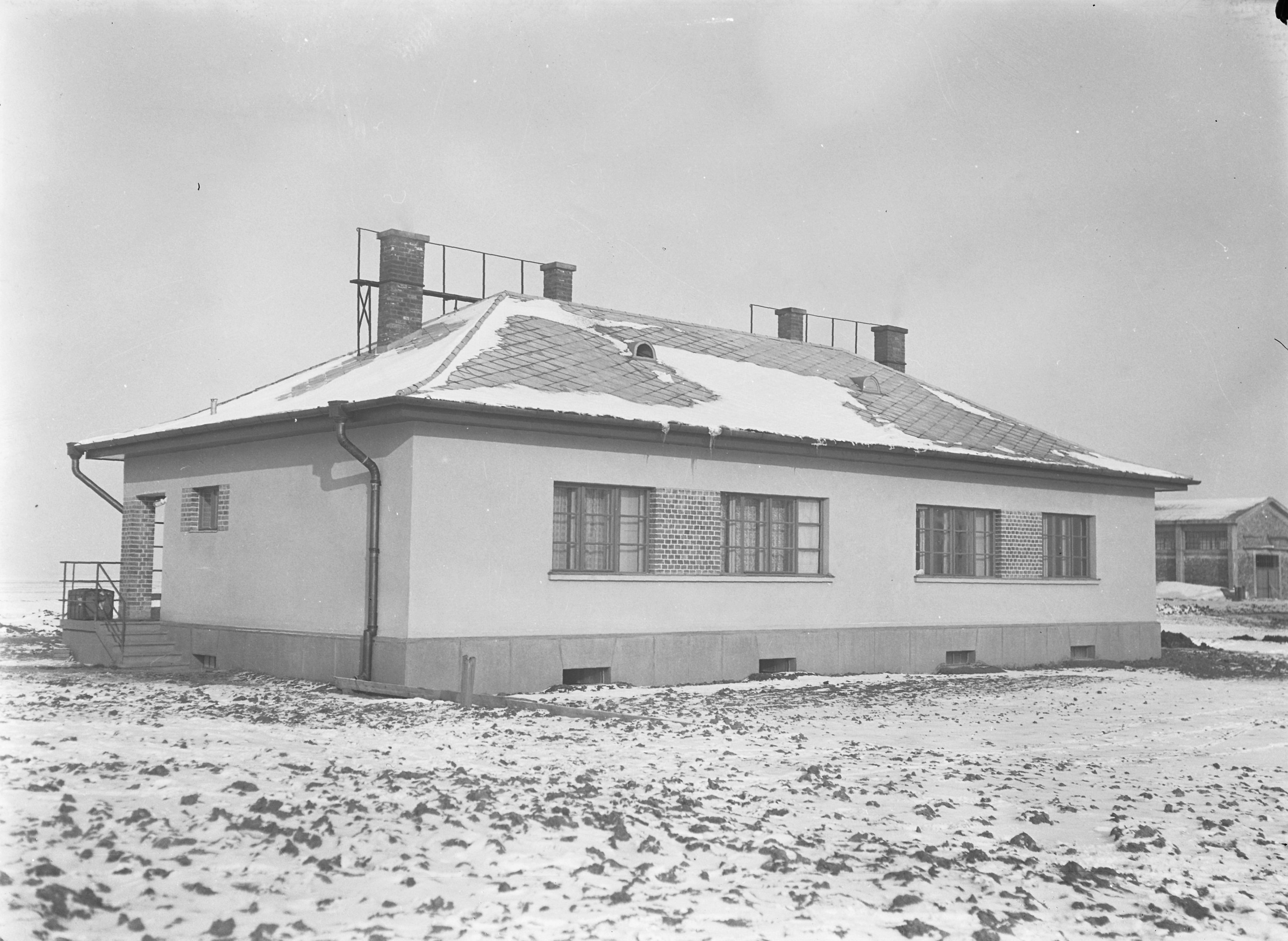Lakóépület építése teljesen befejezve (déli és nyugati homlokzat), 1938. január 4. (Magyar Környezetvédelmi és Vízügyi Múzeum - Duna Múzeum CC BY-NC-SA)