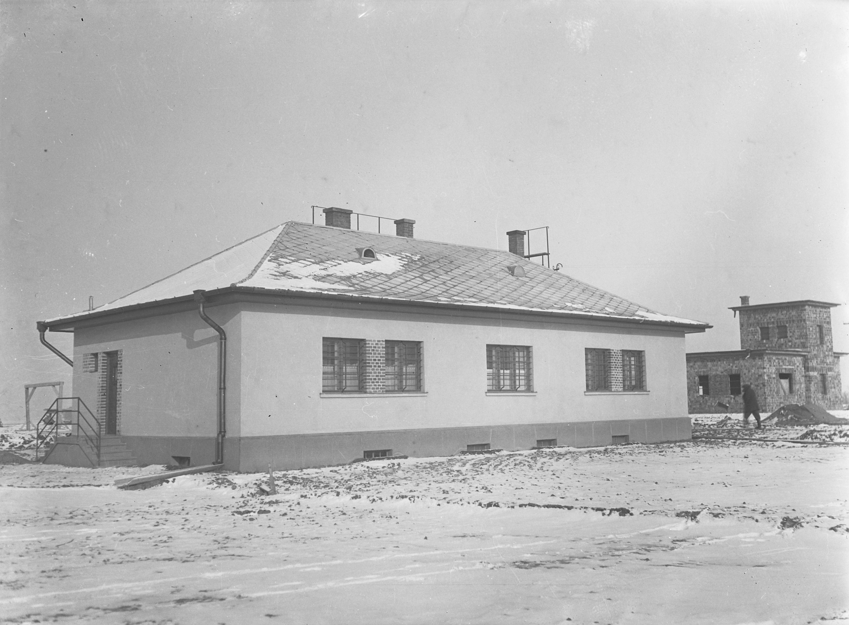 Irodaépület építése teljesen befejezve (déli és nyugati homlokzat), 1938. január 4. (Magyar Környezetvédelmi és Vízügyi Múzeum - Duna Múzeum CC BY-NC-SA)