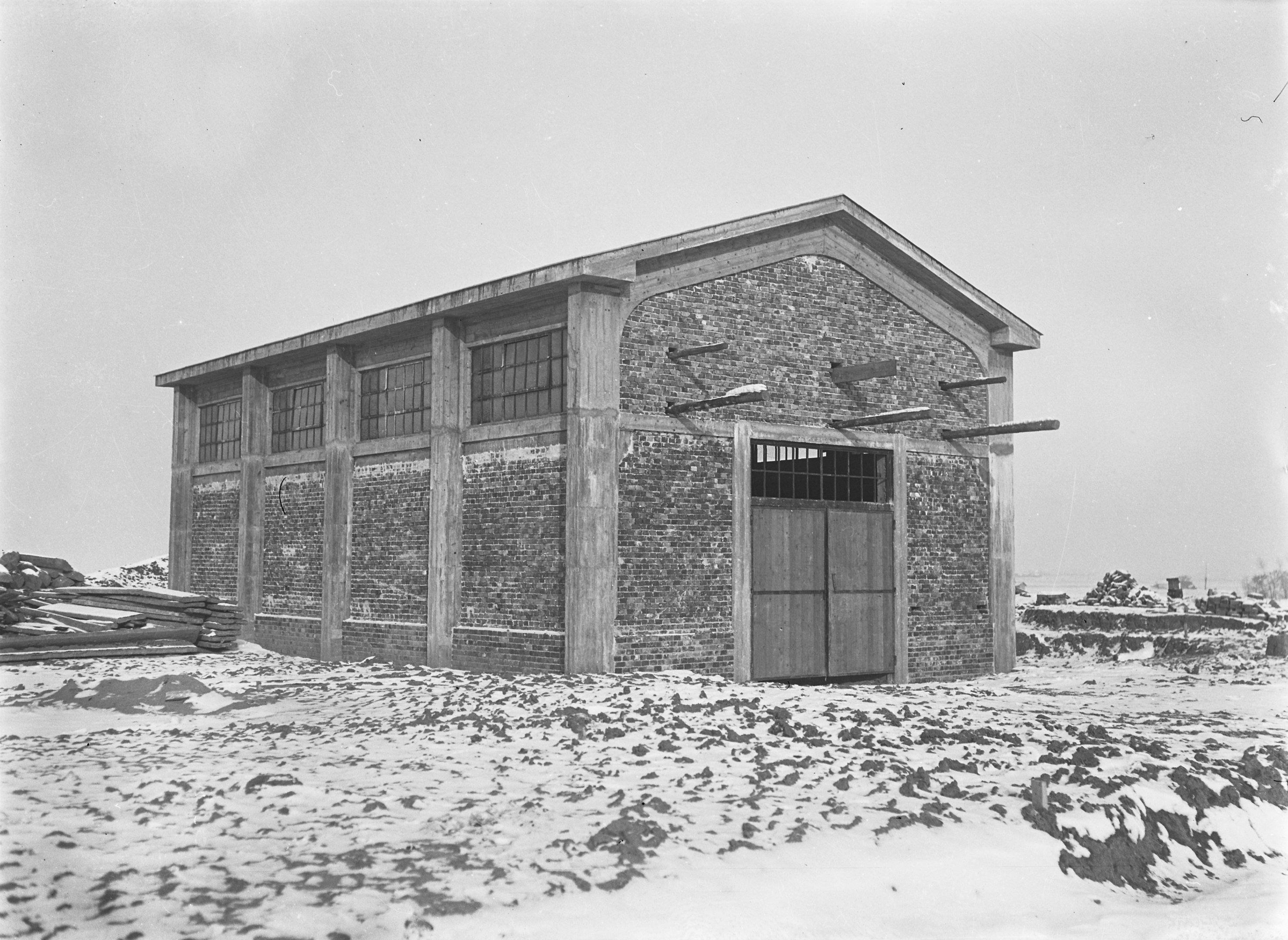 Raktárépület falazása befejezve (déli és nyugati homlokzat), 1938. január 4. (Magyar Környezetvédelmi és Vízügyi Múzeum - Duna Múzeum CC BY-NC-SA)