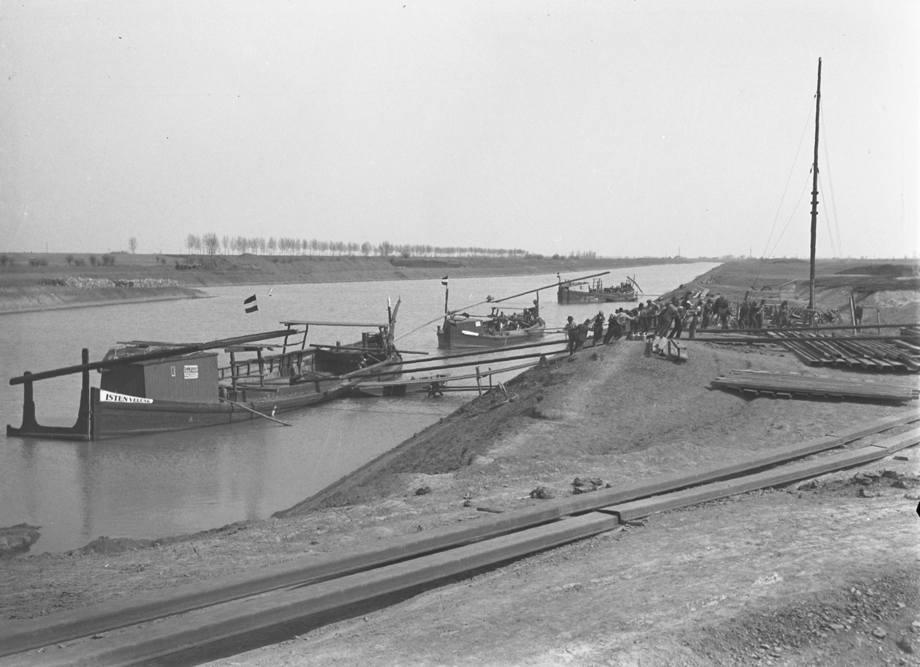 Larssen vaspallók kihordása uszályból, 1938. március 25. (Magyar Környezetvédelmi és Vízügyi Múzeum - Duna Múzeum CC BY-NC-SA)