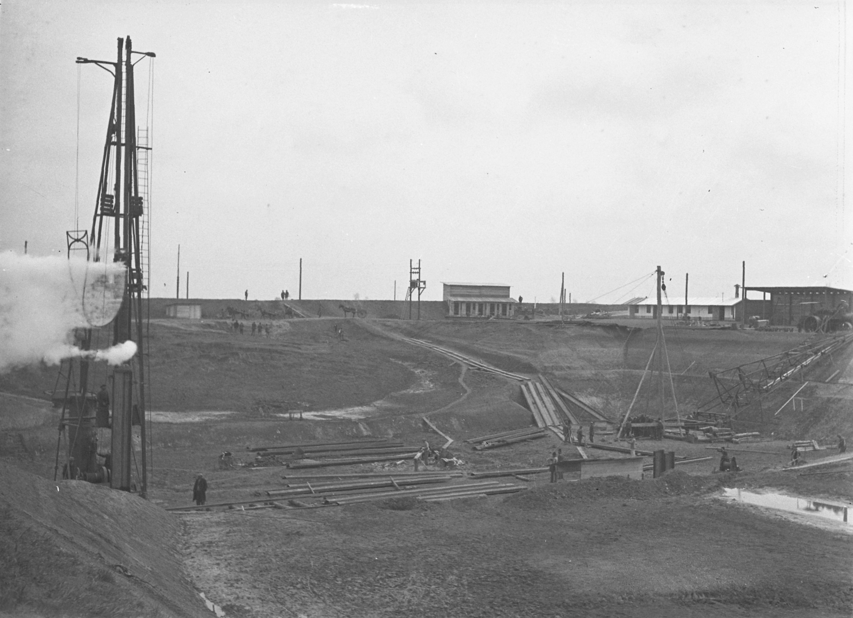 Általános kép a duzzasztómű építésének munkahelyéről, 1938. április 22. (Magyar Környezetvédelmi és Vízügyi Múzeum - Duna Múzeum CC BY-NC-SA)