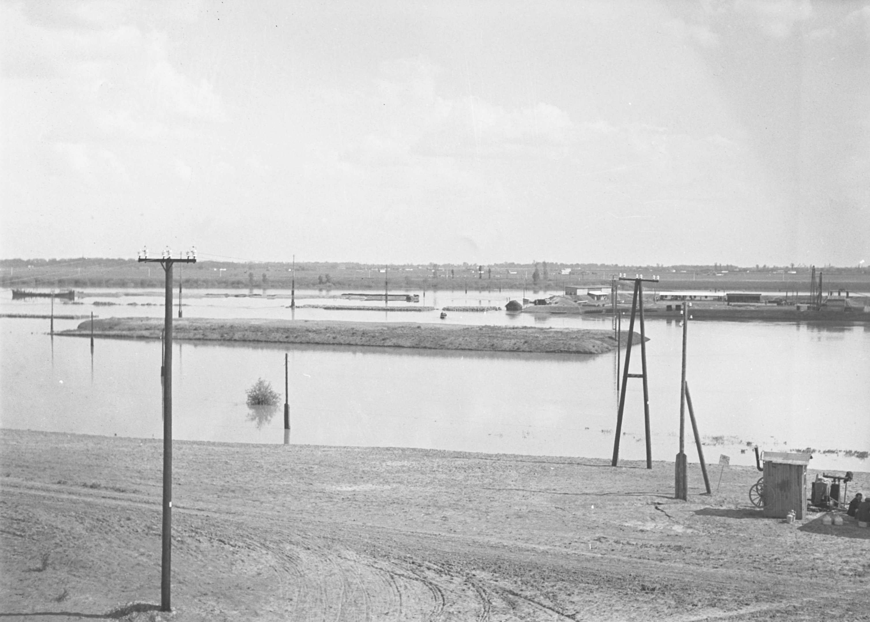 Általános kép a munkálatokat körülvevő árvízről, 1938. május 14. (Magyar Környezetvédelmi és Vízügyi Múzeum - Duna Múzeum CC BY-NC-SA)