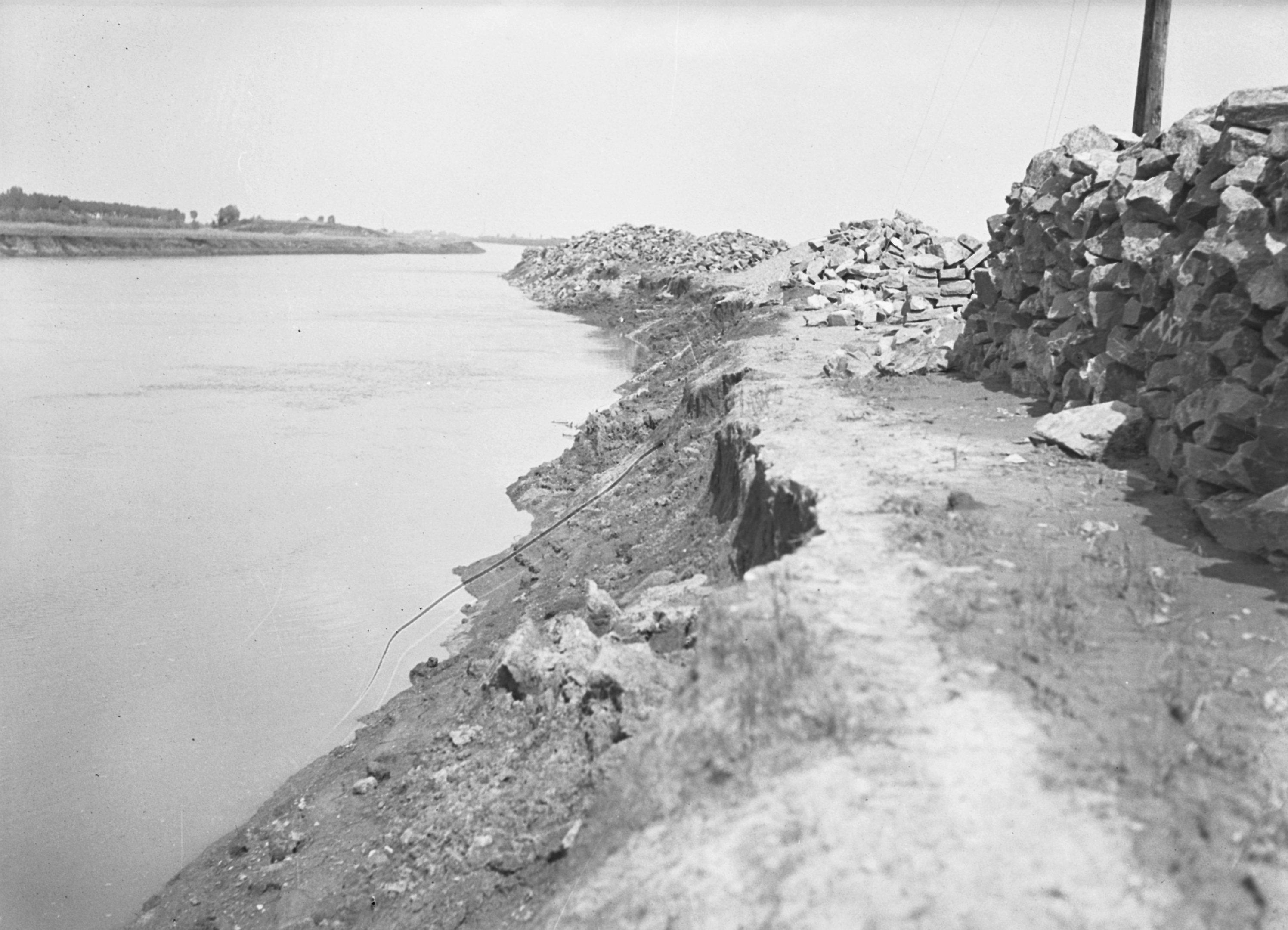 A májusi árvíztől megrongált oldalcsatorna balparti része, 1938. május 27. (Magyar Környezetvédelmi és Vízügyi Múzeum - Duna Múzeum CC BY-NC-SA)