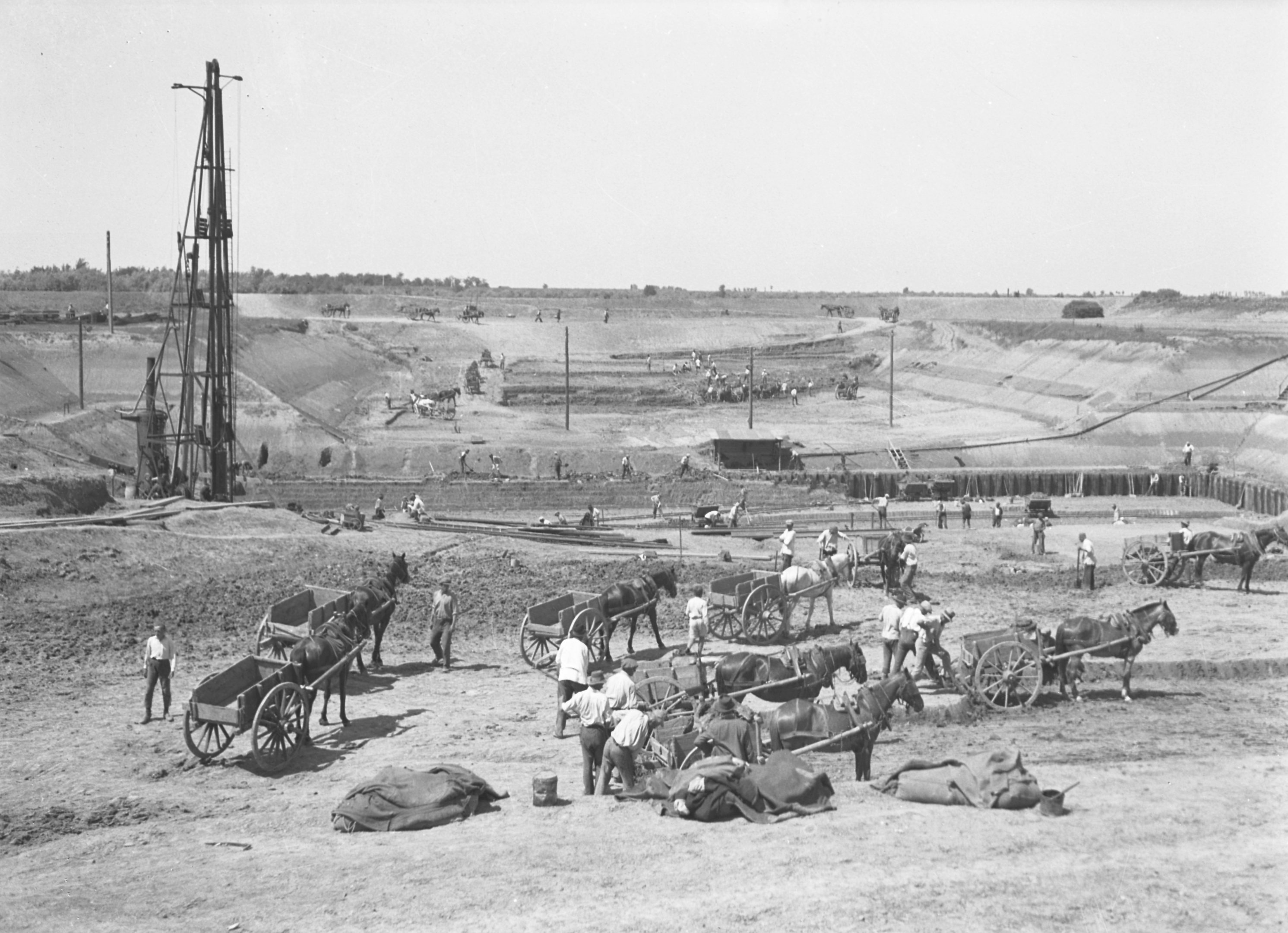 A duzzasztómű előtti földkiemelés kordés munkával, 1938. június 2. (Magyar Környezetvédelmi és Vízügyi Múzeum - Duna Múzeum CC BY-NC-SA)