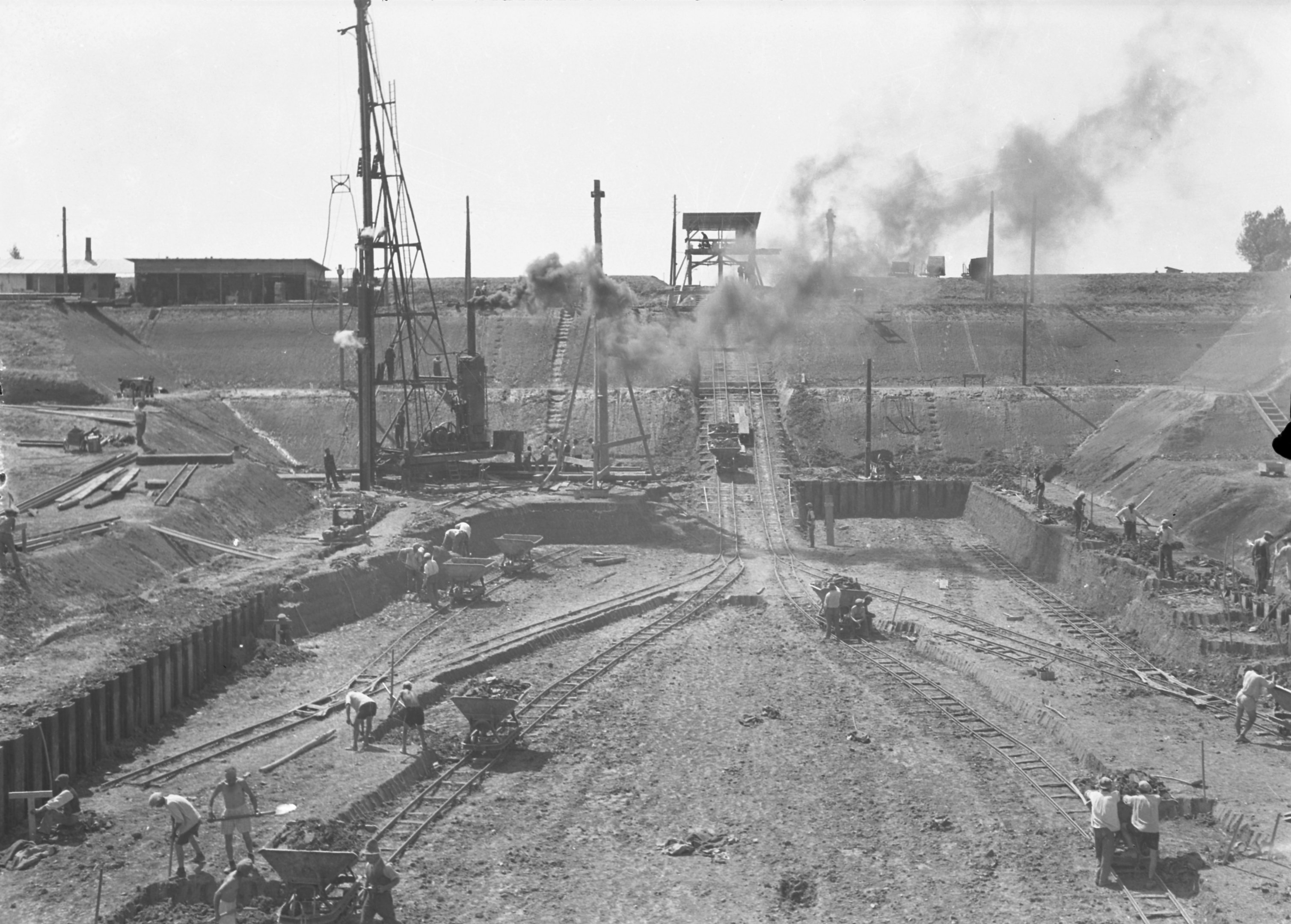 Szádfalak közötti földkiemelés villany üzemű görpályával, 1938. június 2. (Magyar Környezetvédelmi és Vízügyi Múzeum - Duna Múzeum CC BY-NC-SA)