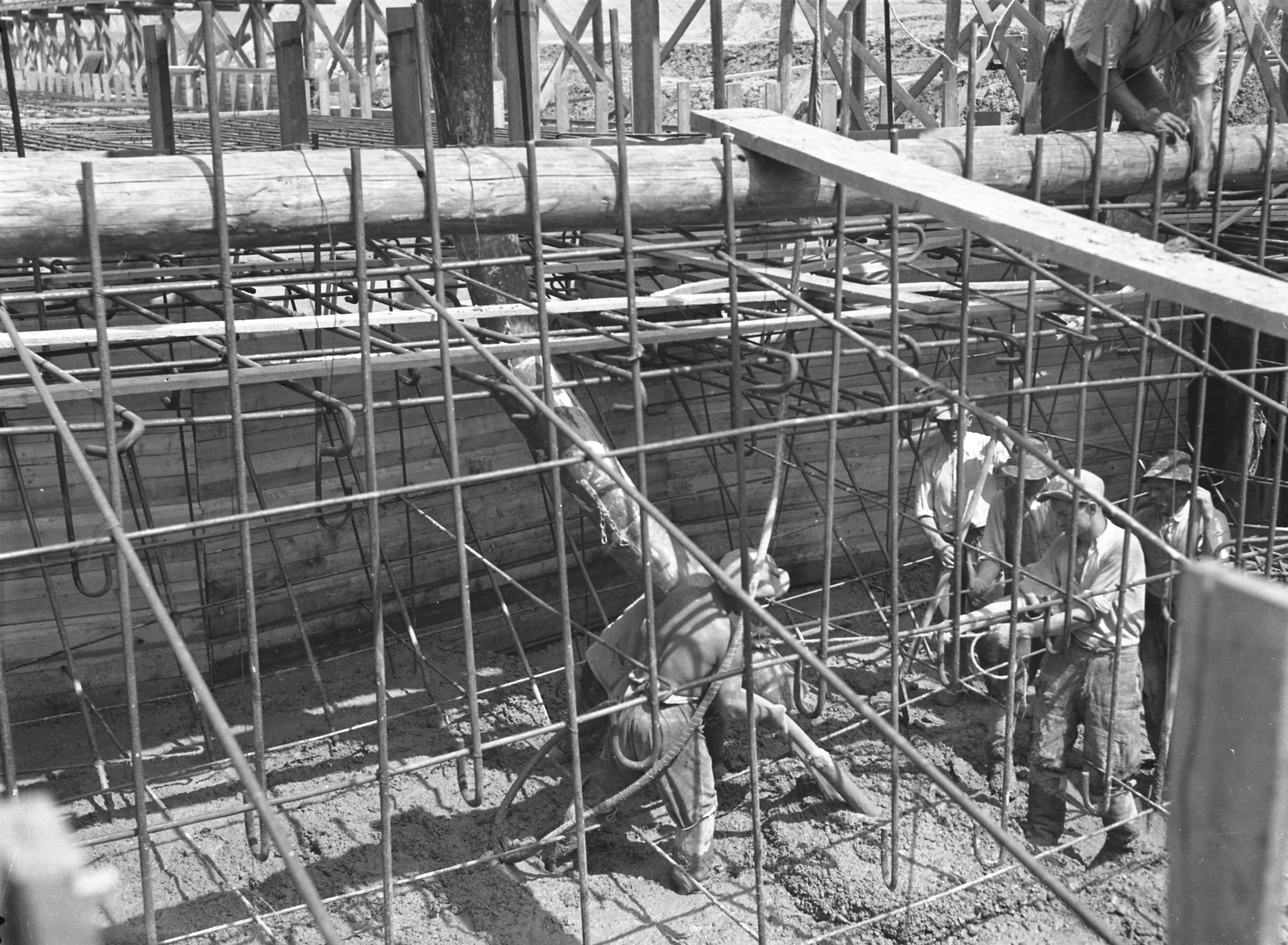 A 2x jelű betontömb betonozása, 1938. július 21. (Magyar Környezetvédelmi és Vízügyi Múzeum - Duna Múzeum CC BY-NC-SA)