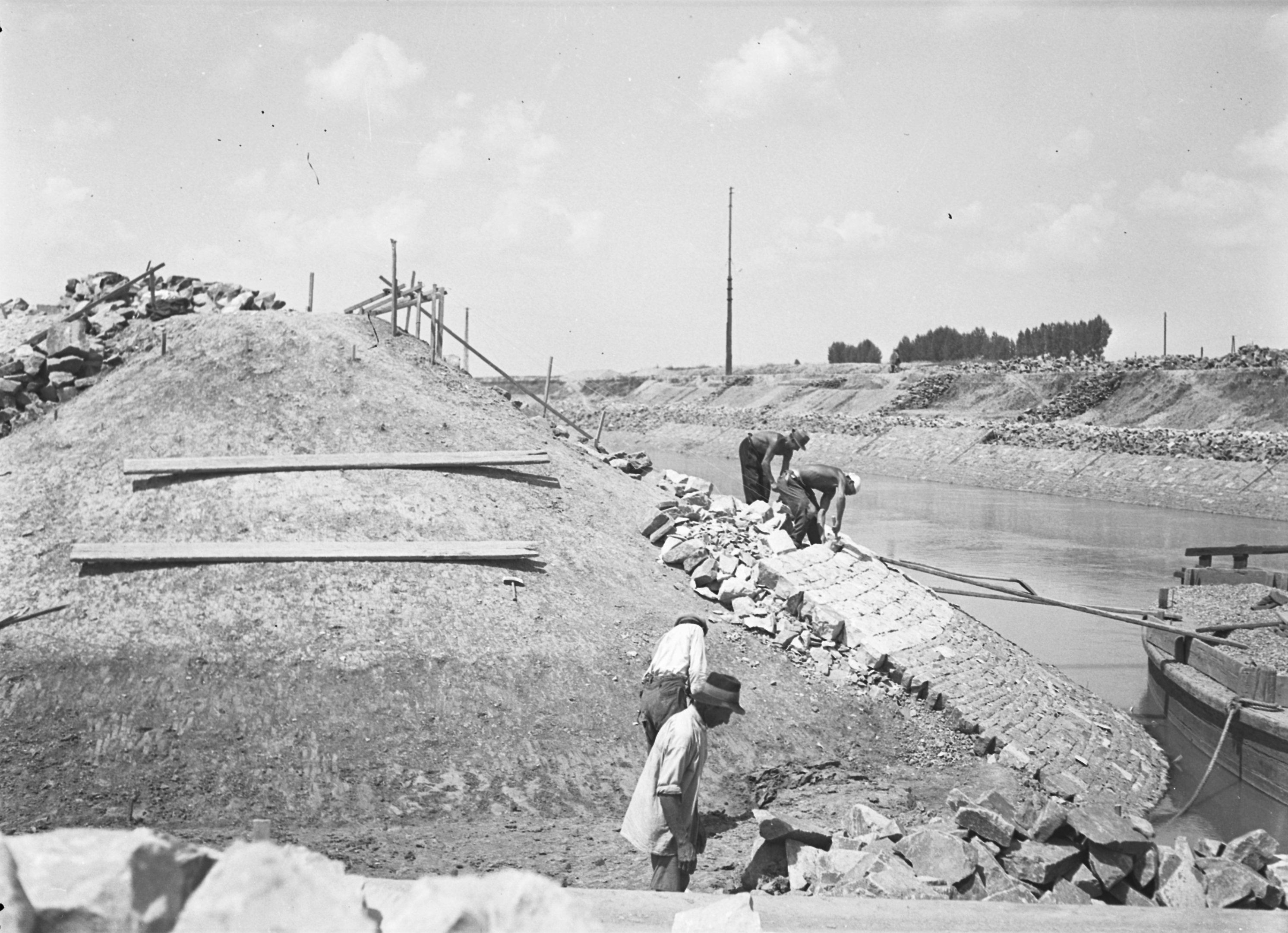 A felső szigetcsúcs kőburkolási munkái, 1938. július 25. (Magyar Környezetvédelmi és Vízügyi Múzeum - Duna Múzeum CC BY-NC-SA)