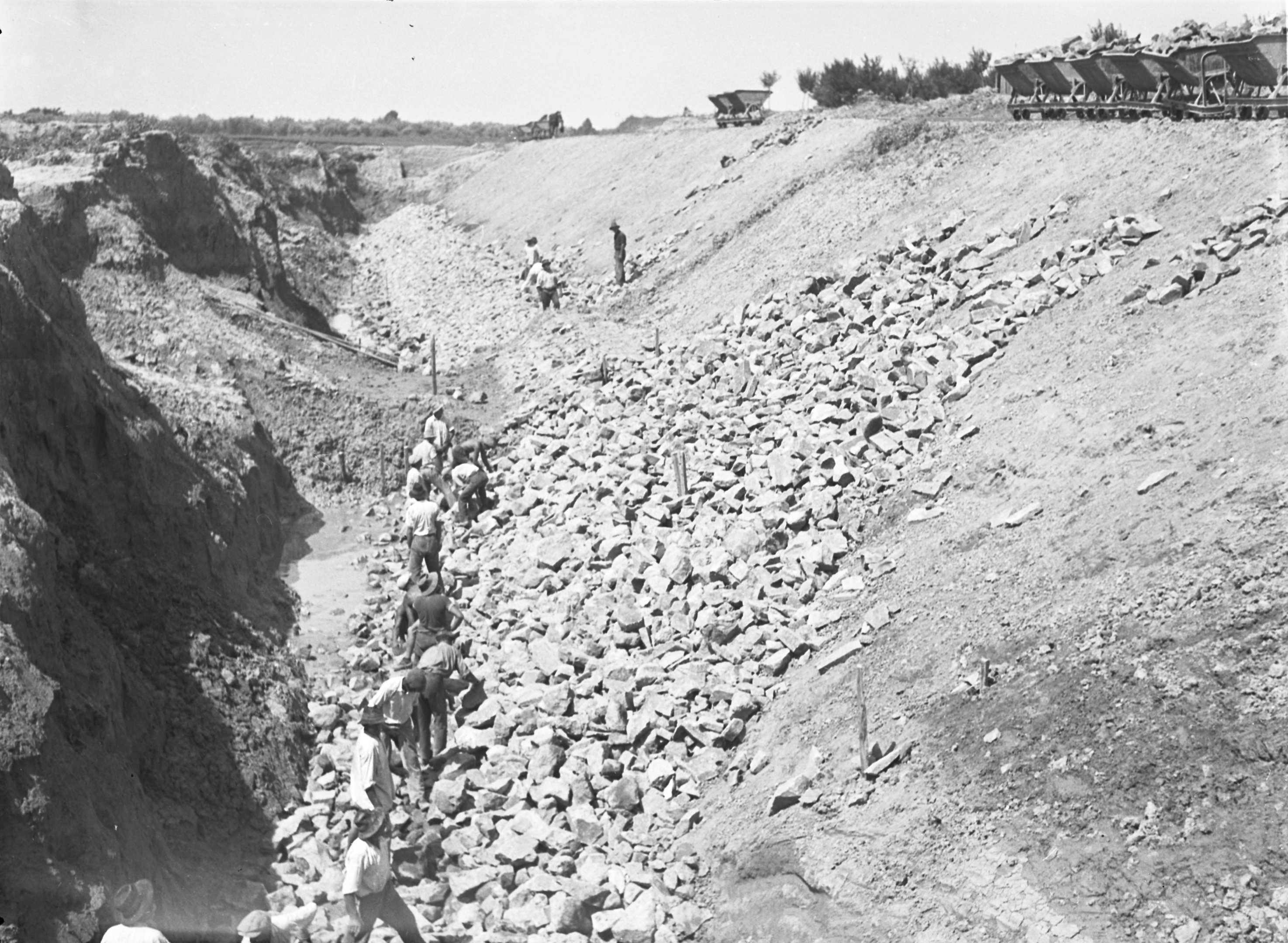 Lábazati kőhányás az oldalcsatorna alsó torkolati szakaszán, 1938. július 27. (Magyar Környezetvédelmi és Vízügyi Múzeum - Duna Múzeum CC BY-NC-SA)