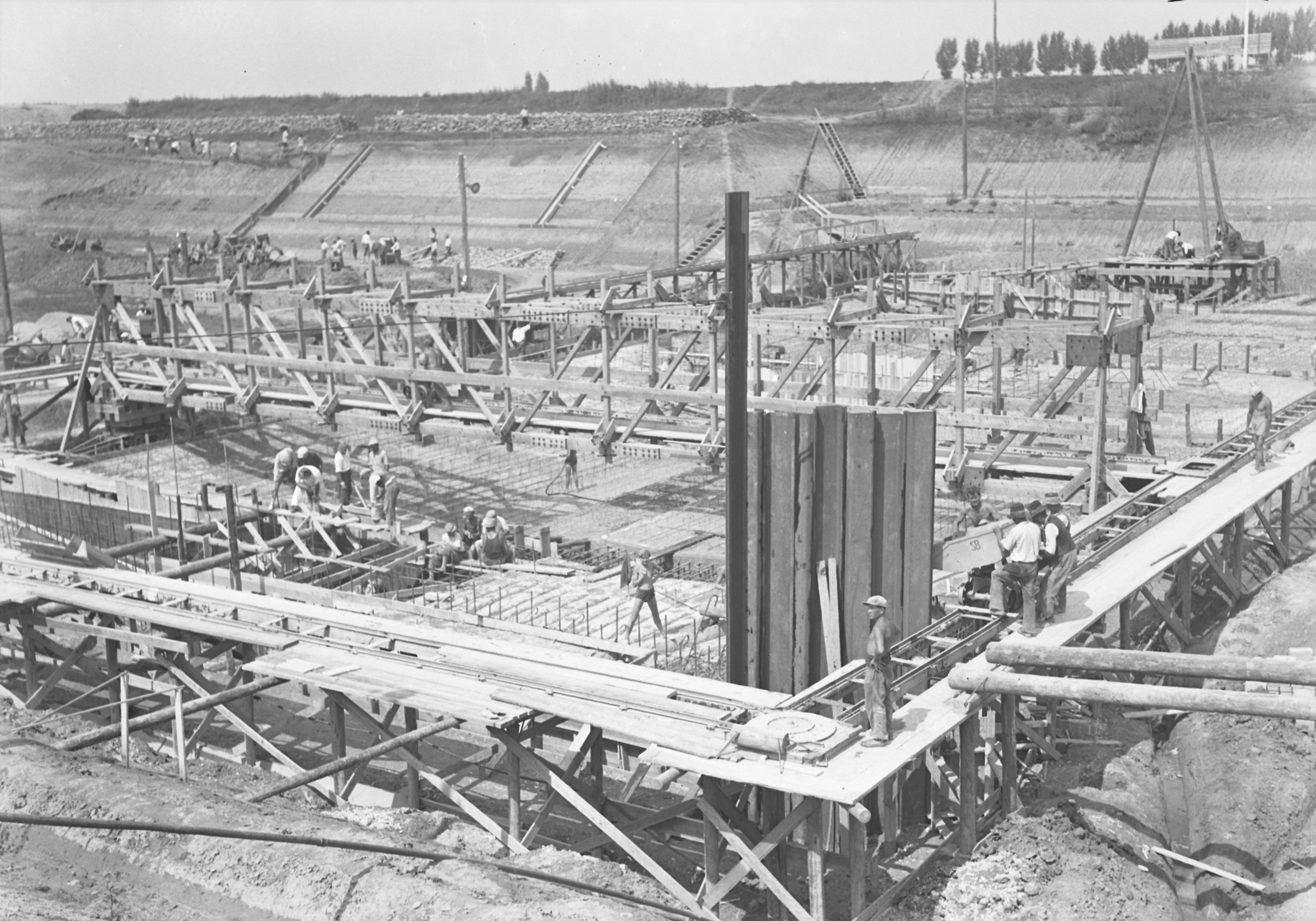 Alaplemez munkahézagának betonozása, 1938. augusztus 29. (Magyar Környezetvédelmi és Vízügyi Múzeum - Duna Múzeum CC BY-NC-SA)