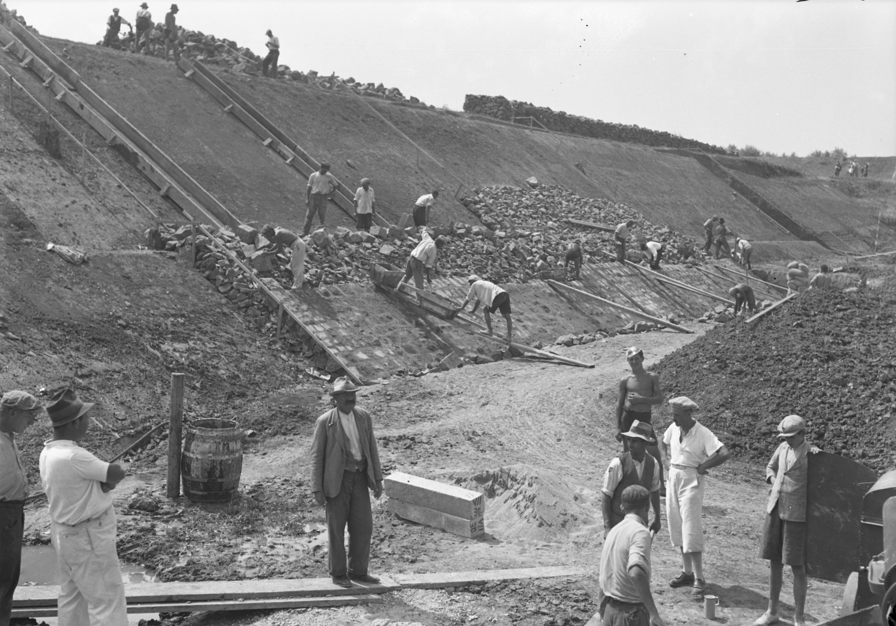A duzzasztómű alatti Körös oldal kövezési munkálatai, 1938. augusztus 29. (Magyar Környezetvédelmi és Vízügyi Múzeum - Duna Múzeum CC BY-NC-SA)