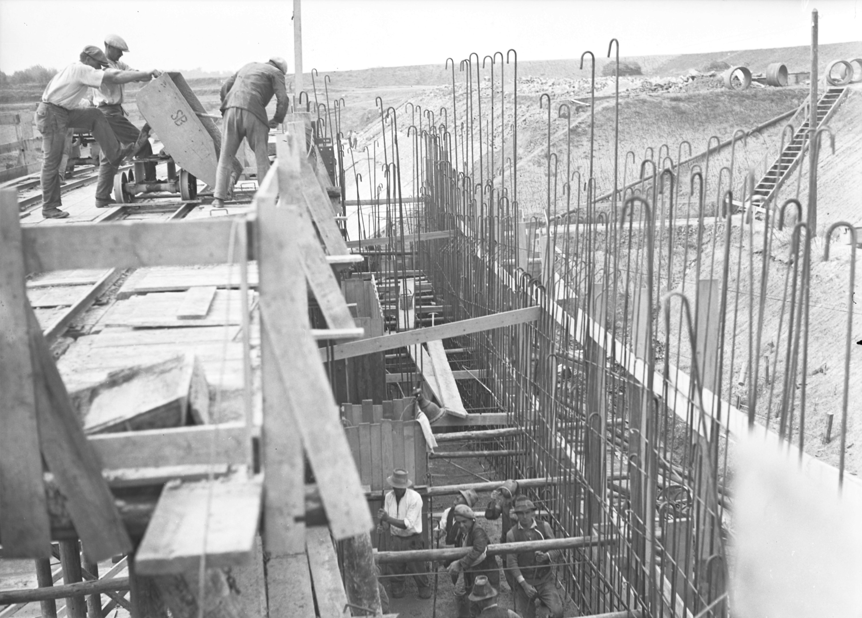 Jobb pillér betonálása egy magas munkaállványról, 1938. szeptember 19. (Magyar Környezetvédelmi és Vízügyi Múzeum - Duna Múzeum CC BY-NC-SA)