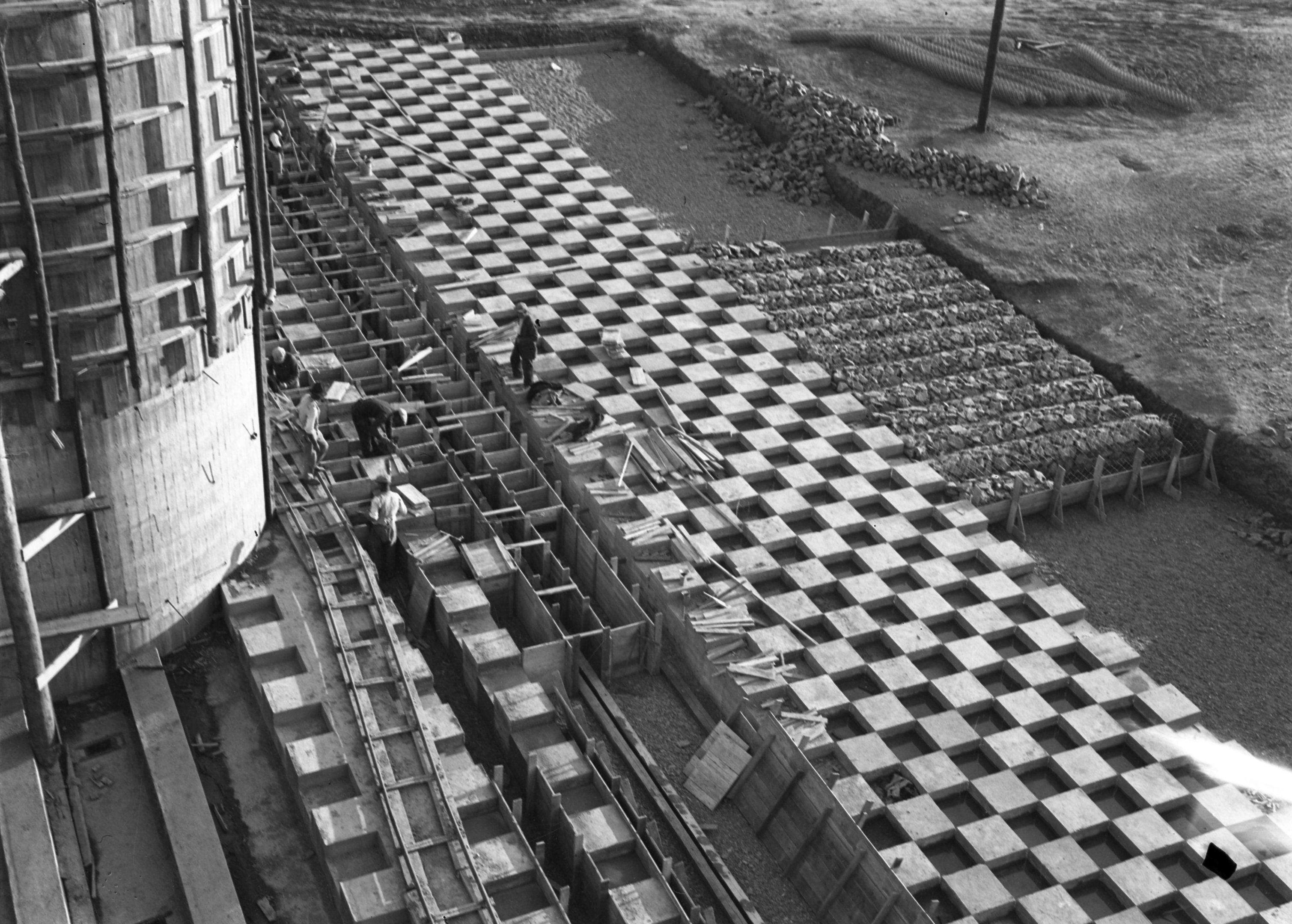 A sebességcsökkentő kockák zsaluzási munkálatai, 1938. október 14. (Magyar Környezetvédelmi és Vízügyi Múzeum - Duna Múzeum CC BY-NC-SA)