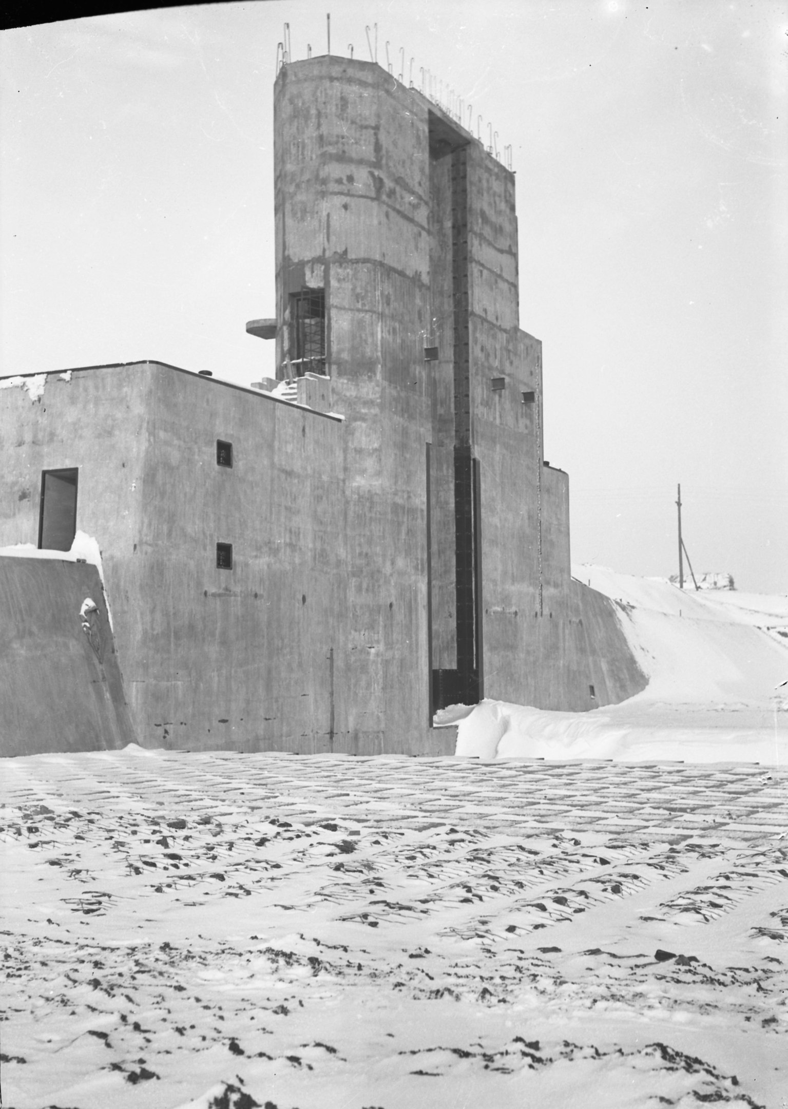 Hóval borított duzzasztó fenék, 1938. december 28. (Magyar Környezetvédelmi és Vízügyi Múzeum - Duna Múzeum CC BY-NC-SA)