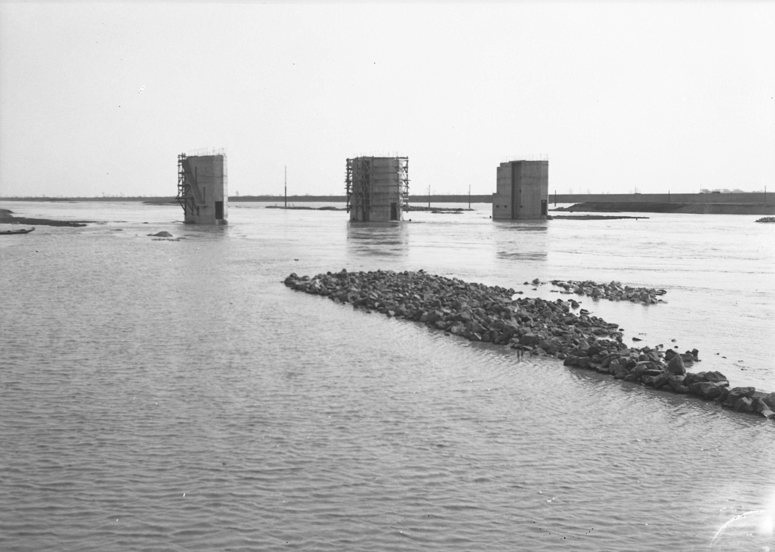 Duzzasztómű pillérei +3.0 m körüli vízállásnál, 1939. március 31. (Magyar Környezetvédelmi és Vízügyi Múzeum - Duna Múzeum CC BY-NC-SA)