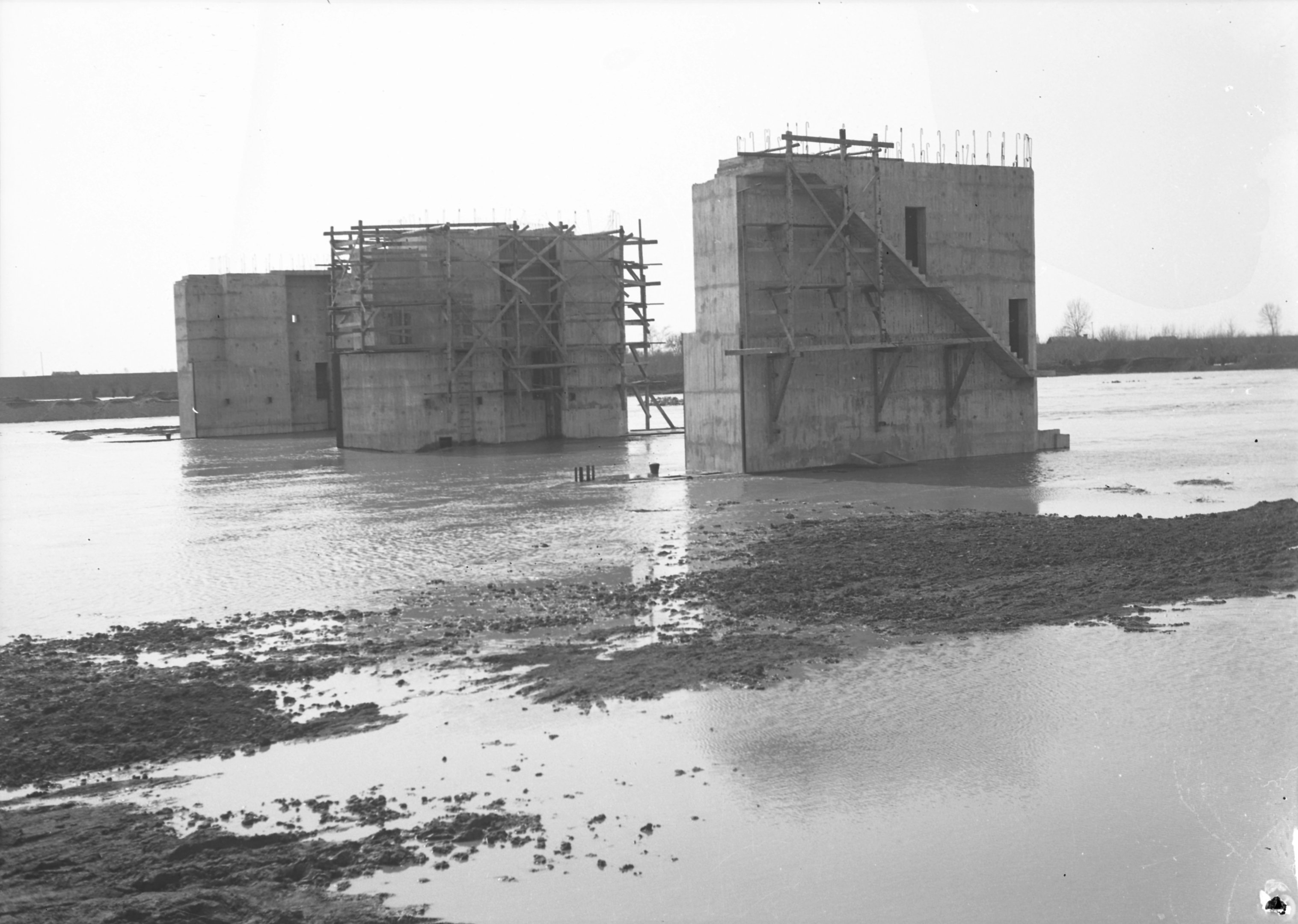 Duzzasztómű pillérei +3.0 m körüli vízállásnál, 1939. március 31. (Magyar Környezetvédelmi és Vízügyi Múzeum - Duna Múzeum CC BY-NC-SA)