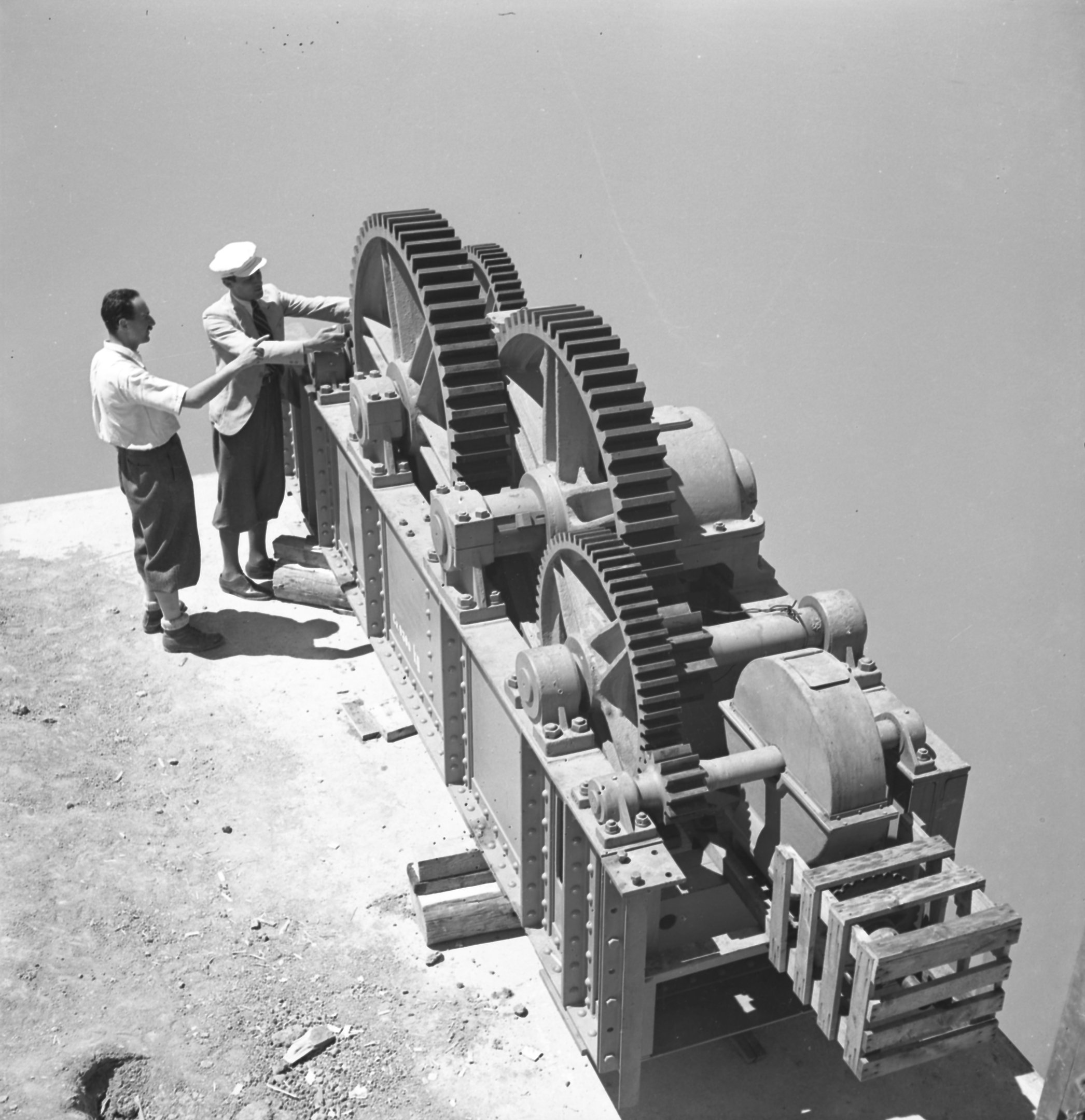 Felvonó szerkezet az uszályból kirakva, 1939. június 6. (Magyar Környezetvédelmi és Vízügyi Múzeum - Duna Múzeum CC BY-NC-SA)