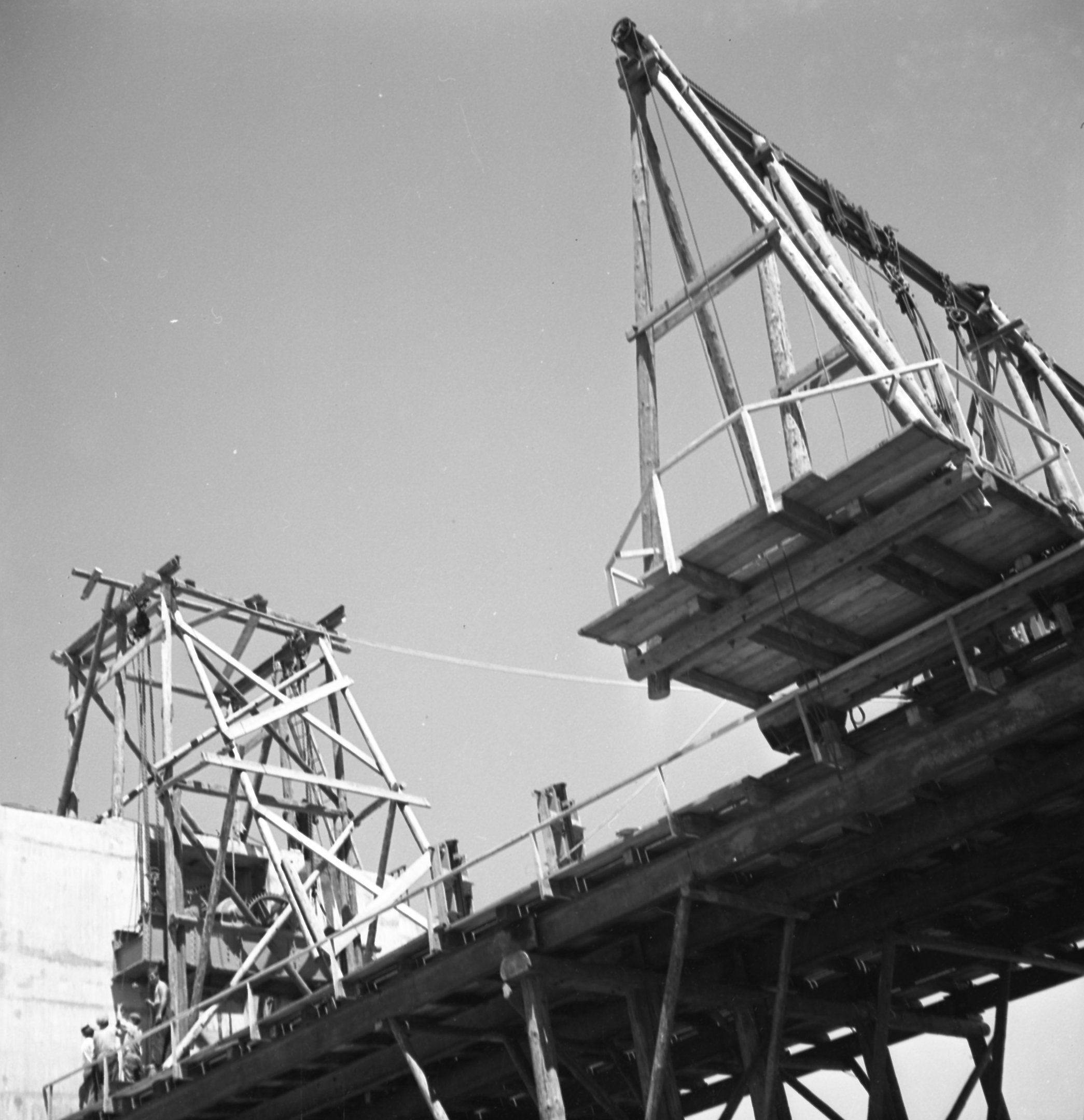 Szerelő állvány a daruval - Felvonó szerkezet emelése, 1939. június 8. (Magyar Környezetvédelmi és Vízügyi Múzeum - Duna Múzeum CC BY-NC-SA)