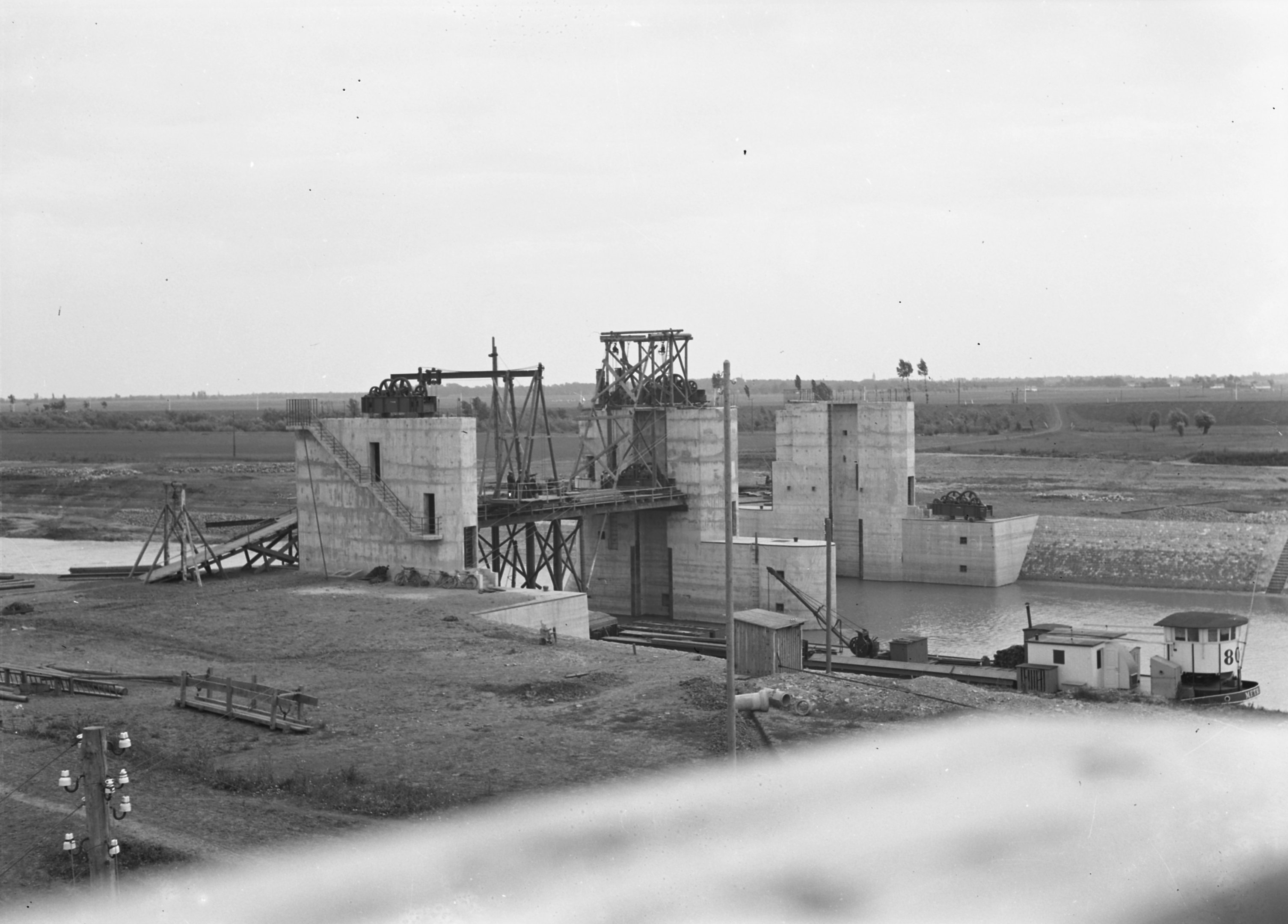 Felvonó szerkezet emelése, 1939. június 12. (Magyar Környezetvédelmi és Vízügyi Múzeum - Duna Múzeum CC BY-NC-SA)
