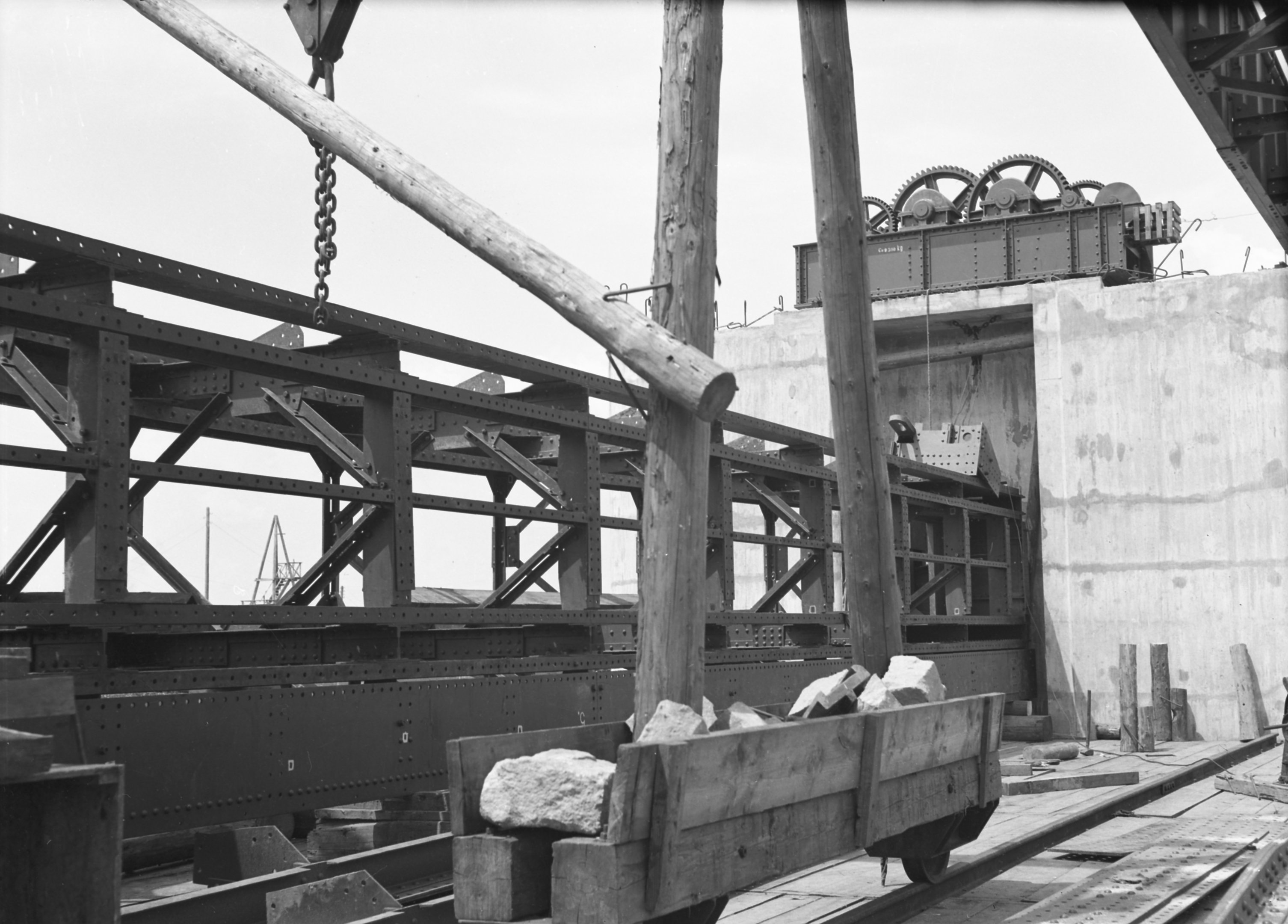 Elzáró szerkezet alsó táblájának szerelése a jobbparti pillérről, 1939. június 20. (Magyar Környezetvédelmi és Vízügyi Múzeum - Duna Múzeum CC BY-NC-SA)