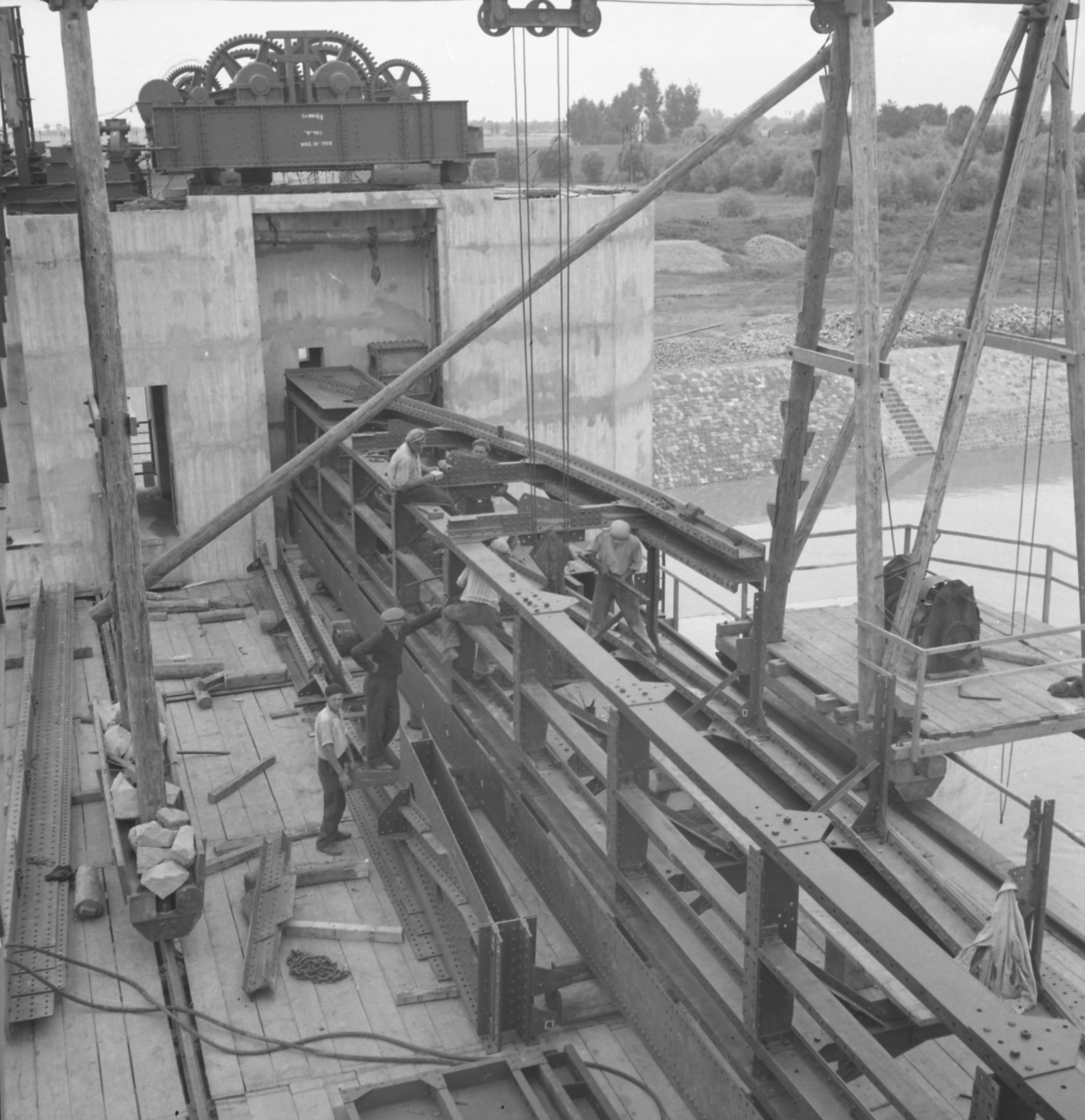 Elzáró szerkezet alsó táblájának szerelése a meder pillérrel, 1939. június 21. (Magyar Környezetvédelmi és Vízügyi Múzeum - Duna Múzeum CC BY-NC-SA)