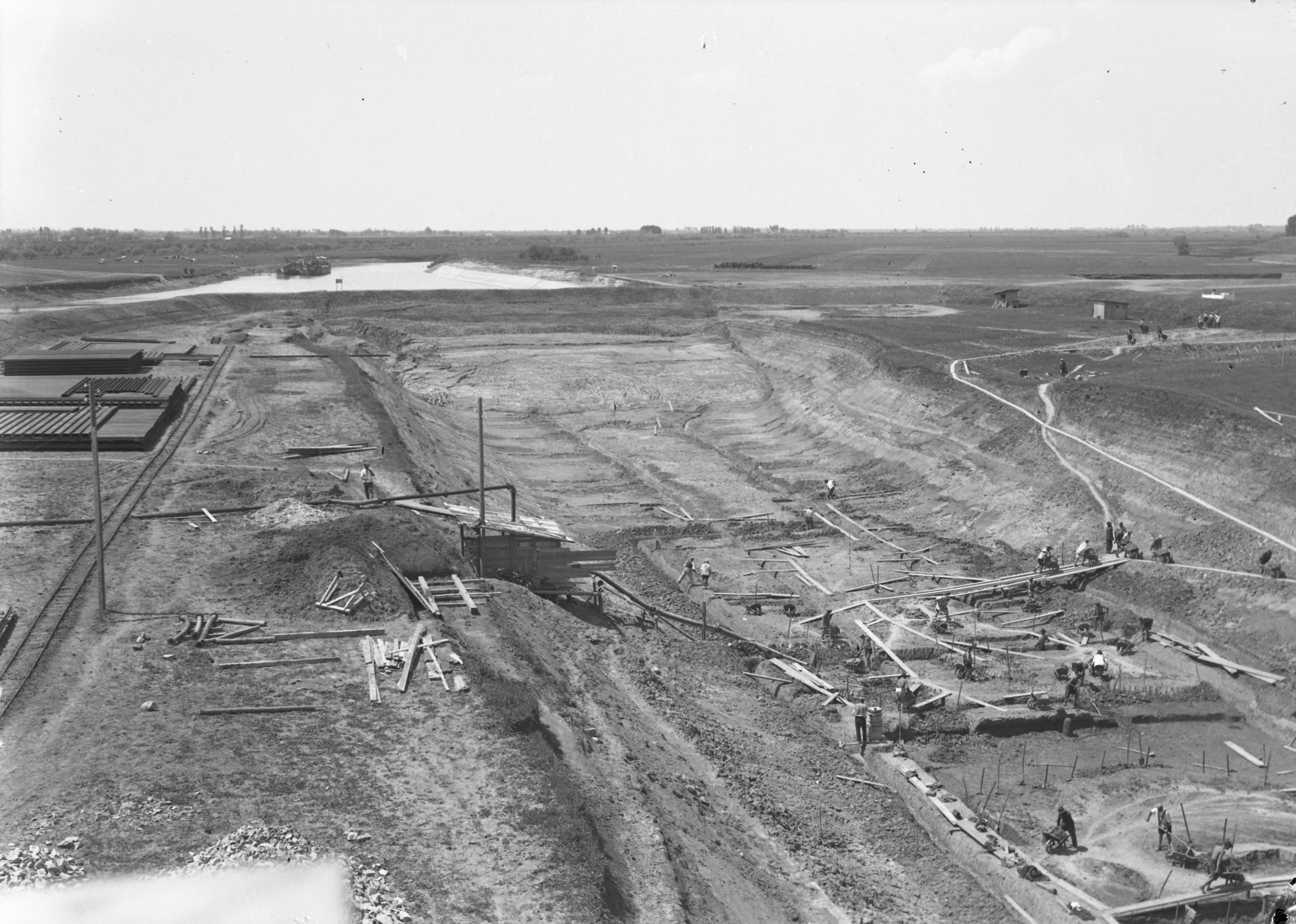 Földkiemelés a hajózózsilip helyén, leszivattyúzott munkagödörben, 1939. május 4. (Magyar Környezetvédelmi és Vízügyi Múzeum - Duna Múzeum CC BY-NC-SA)