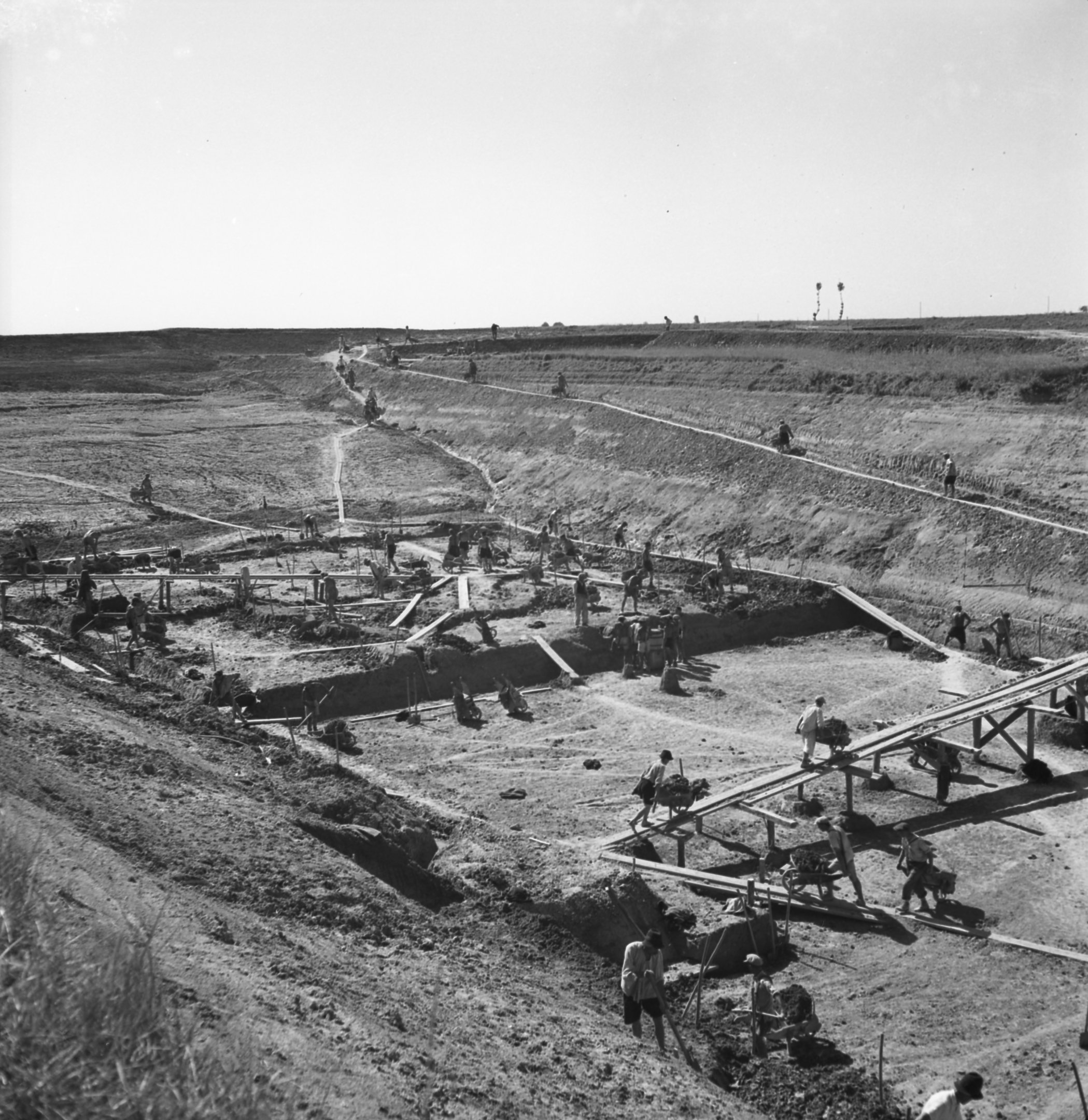 Földkiemelés a hajózózsilip helyén, leszivattyúzott munkagödörben, 1939. május 8. (Magyar Környezetvédelmi és Vízügyi Múzeum - Duna Múzeum CC BY-NC-SA)