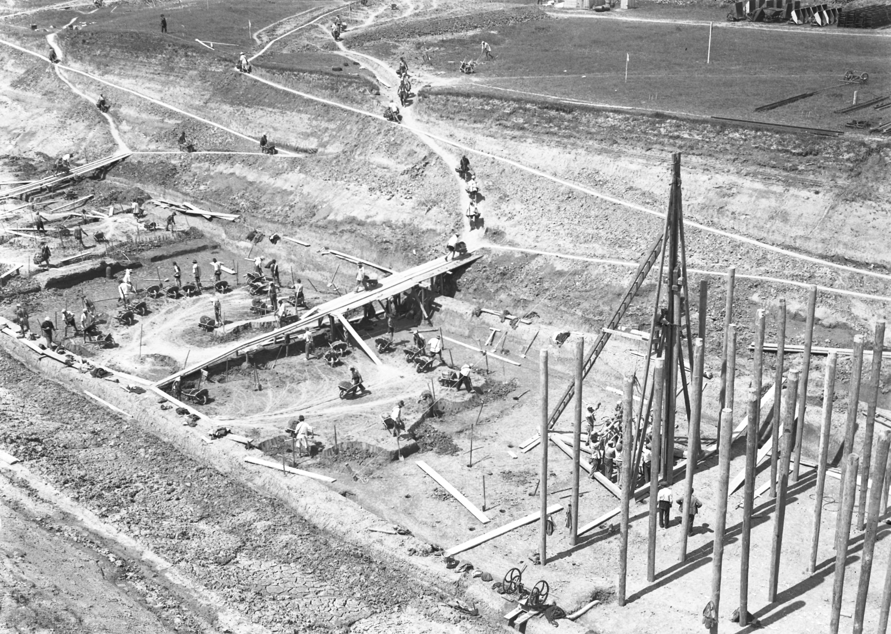 Földkiemelés a hajózózsilip helyén, leszivattyúzott munkagödörben, 1939. május 13. (Magyar Környezetvédelmi és Vízügyi Múzeum - Duna Múzeum CC BY-NC-SA)