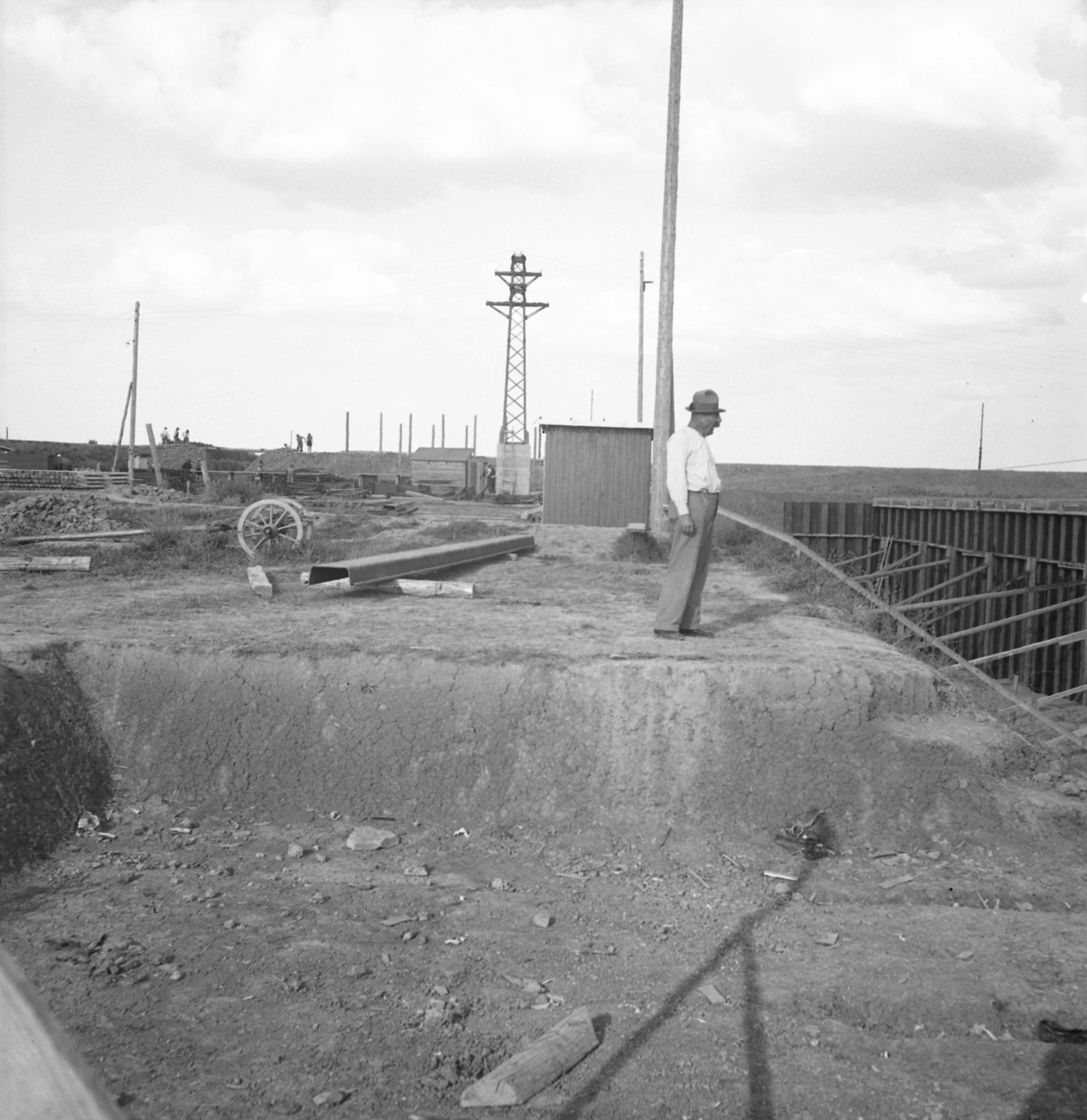 Vashajlító munkahely - Légvezeték elágazó oszlop, vezető Larssen fal, 1939. július 6. (Magyar Környezetvédelmi és Vízügyi Múzeum - Duna Múzeum CC BY-NC-SA)