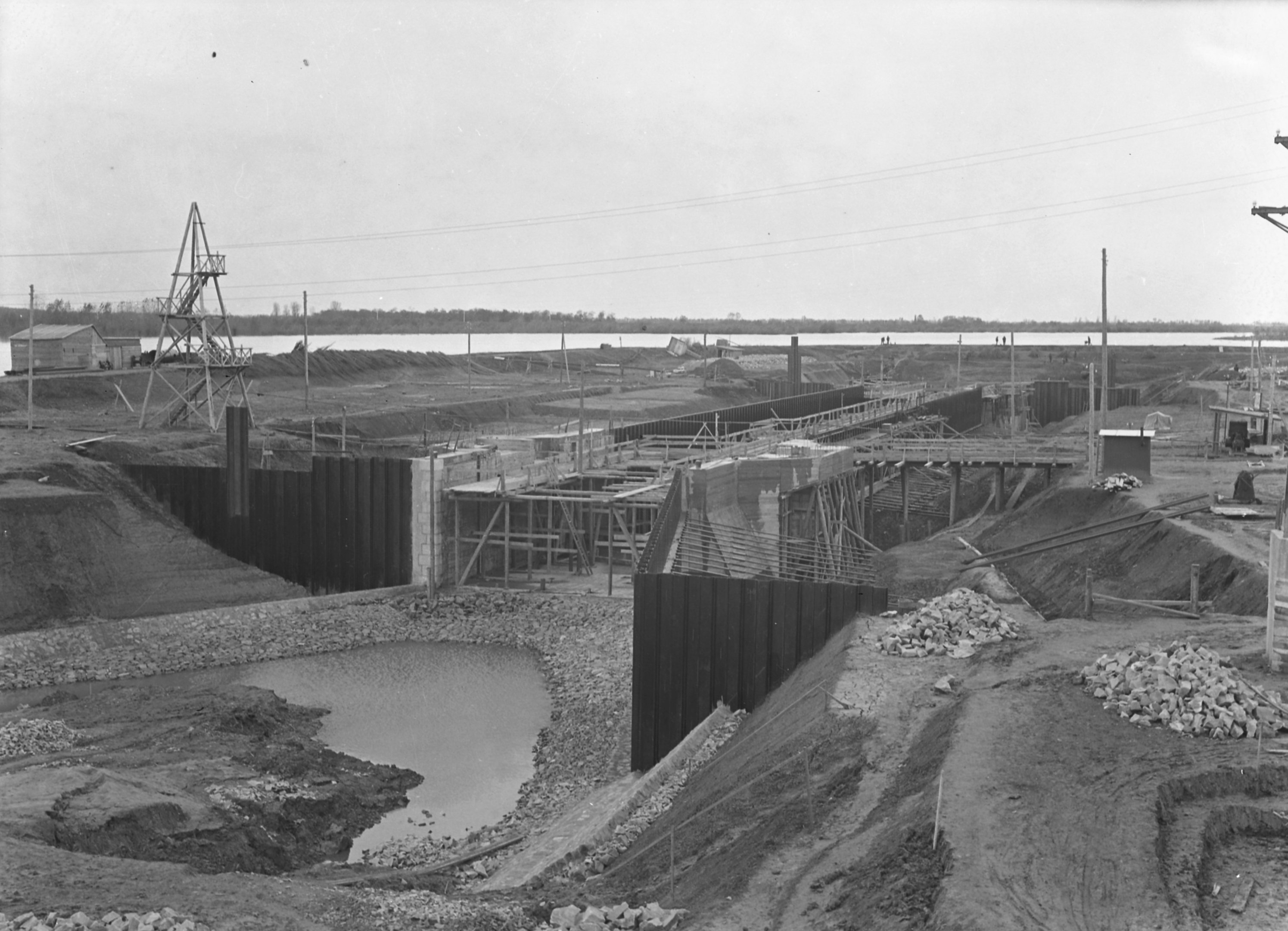 Hajózózsilip építése árvízkor, 1939. november 5. (Magyar Környezetvédelmi és Vízügyi Múzeum - Duna Múzeum CC BY-NC-SA)