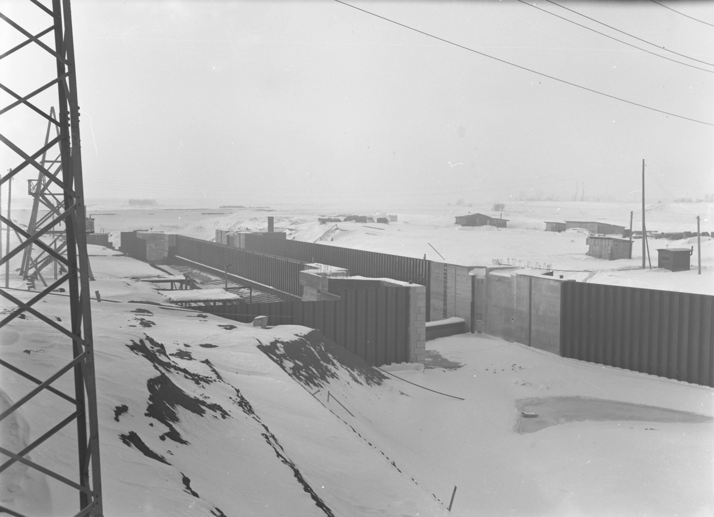 Hajózózsilip félig kész földmunkával, 1940. január 27. (Magyar Környezetvédelmi és Vízügyi Múzeum - Duna Múzeum CC BY-NC-SA)