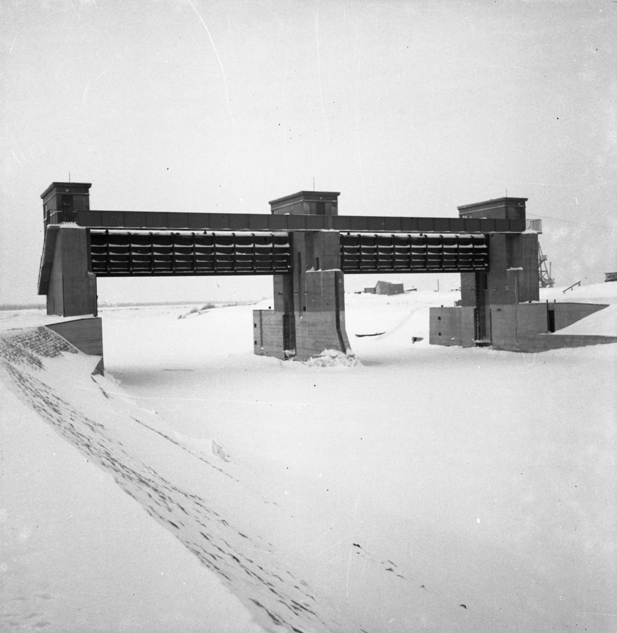 Duzzasztómű távlati képe, 1940. január 27. (Magyar Környezetvédelmi és Vízügyi Múzeum - Duna Múzeum CC BY-NC-SA)