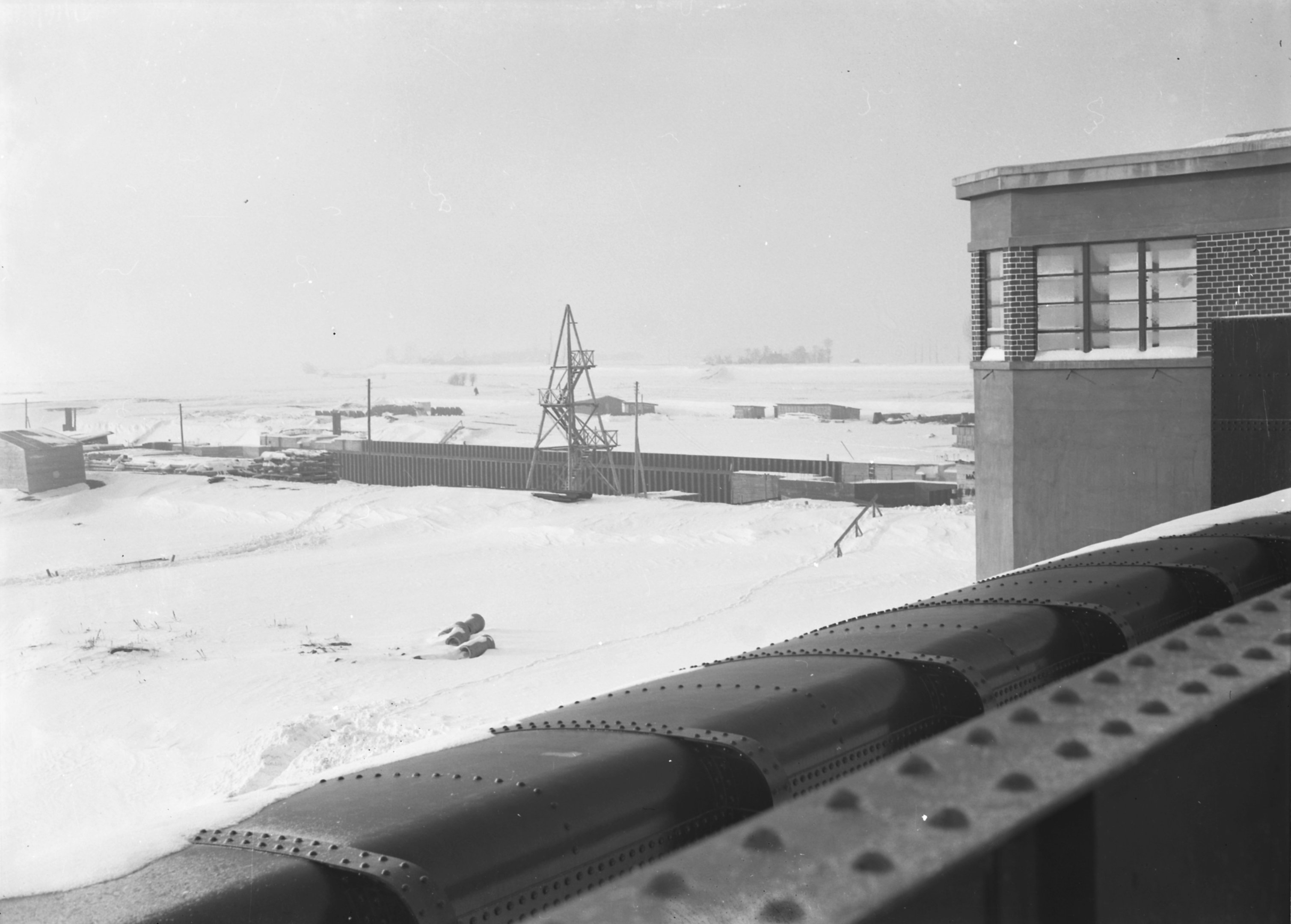 Jobbparti pillér, háttérben a hajózózsilip, 1940. január 27. (Magyar Környezetvédelmi és Vízügyi Múzeum - Duna Múzeum CC BY-NC-SA)