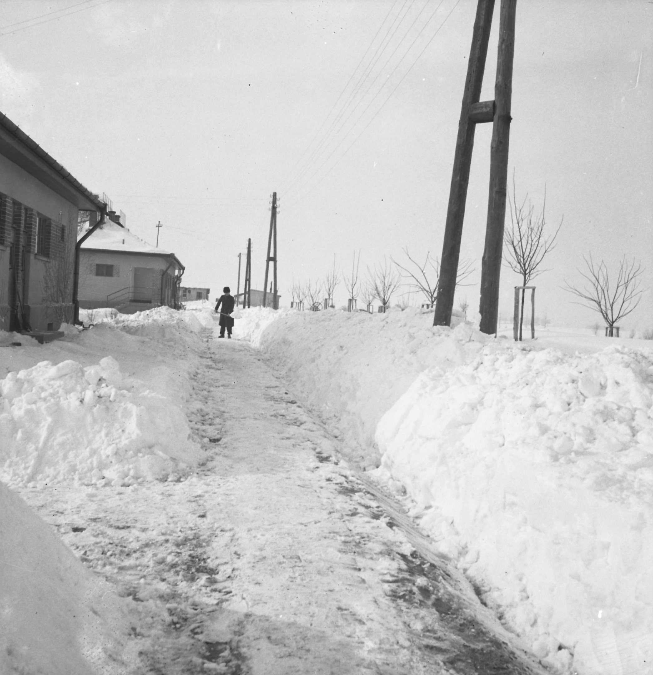 Gyalogjáró az épületek mögött, 1940. január 27. (Magyar Környezetvédelmi és Vízügyi Múzeum - Duna Múzeum CC BY-NC-SA)