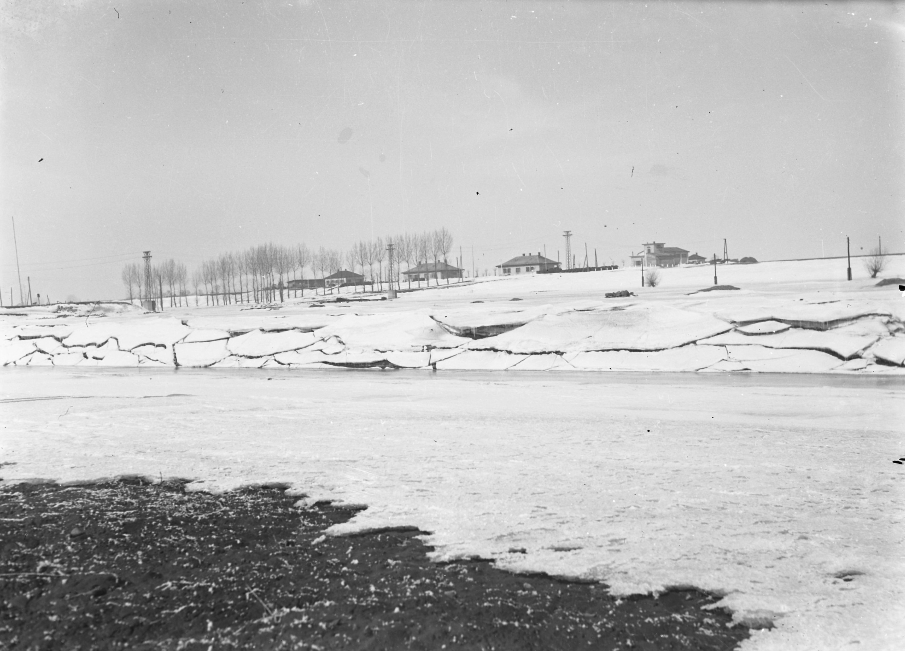 Oldalcsatorna a parti jégtáblákkal, 1940. február 23. (Magyar Környezetvédelmi és Vízügyi Múzeum - Duna Múzeum CC BY-NC-SA)