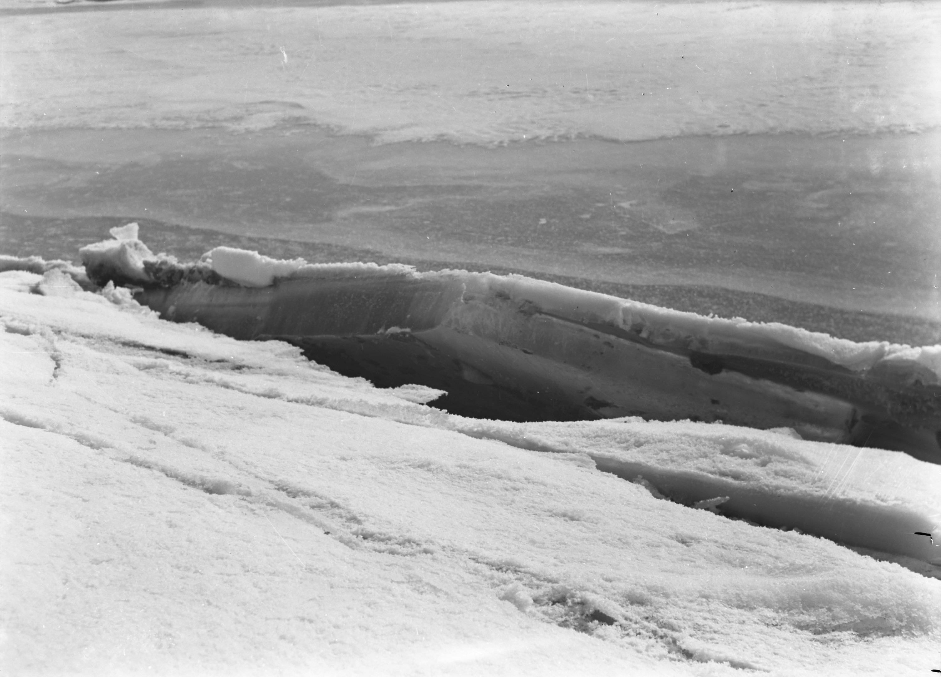 A part kőburkolatára feküdt jégtábla, 1940. február 23. (Magyar Környezetvédelmi és Vízügyi Múzeum - Duna Múzeum CC BY-NC-SA)
