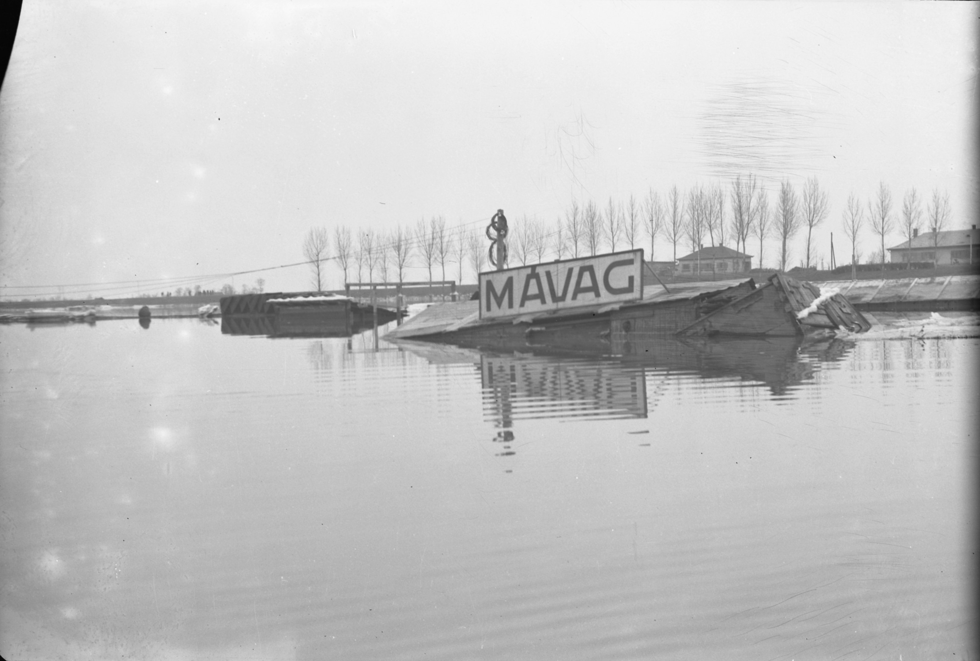 MÁVAG szerelőbódé a márciusi árhullám alatt, 1940. március 20. (Magyar Környezetvédelmi és Vízügyi Múzeum - Duna Múzeum CC BY-NC-SA)