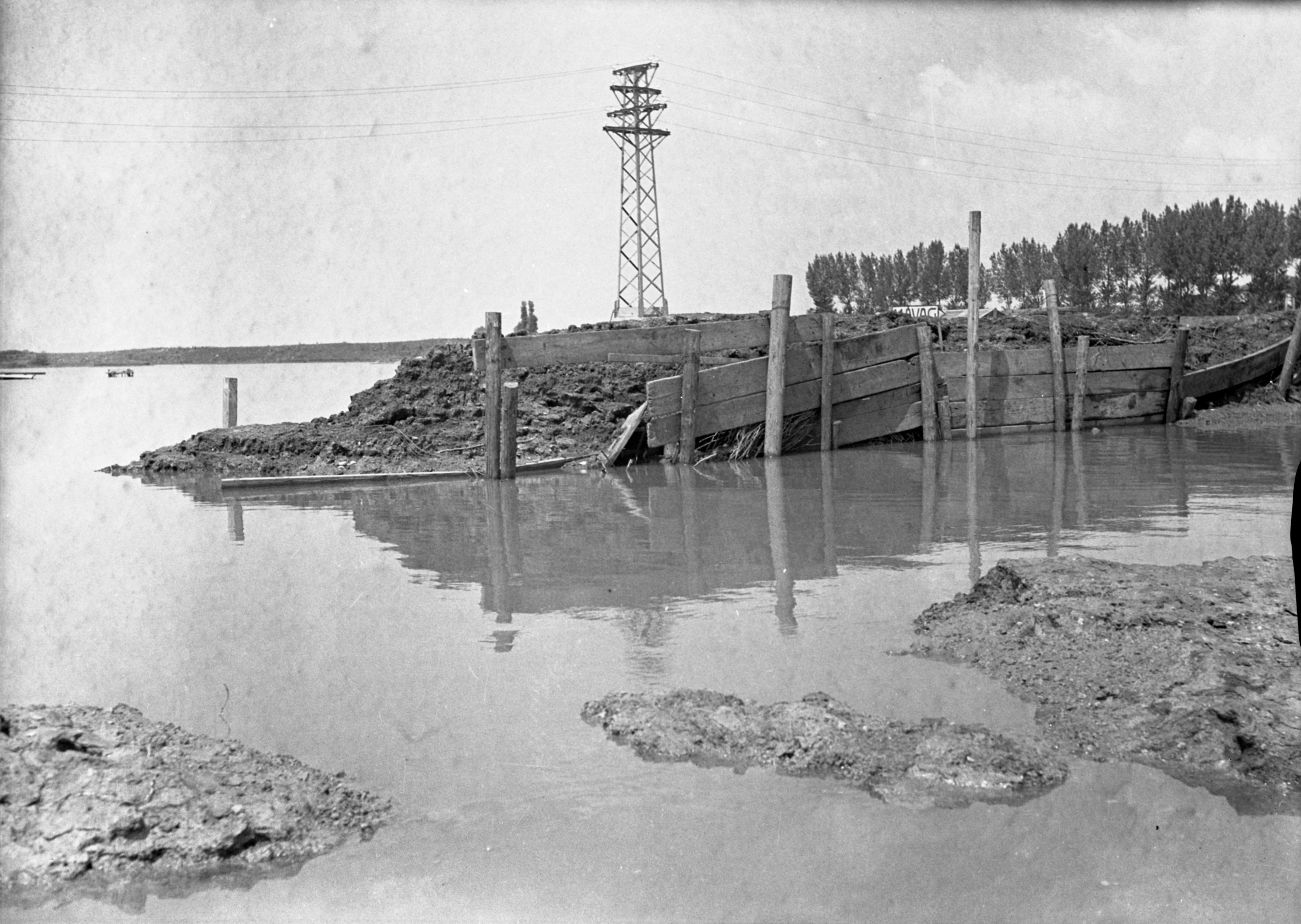 A beszakadt felső áttöltés a júliusi árhullám idején, 1940. július 7. (Magyar Környezetvédelmi és Vízügyi Múzeum - Duna Múzeum CC BY-NC-SA)