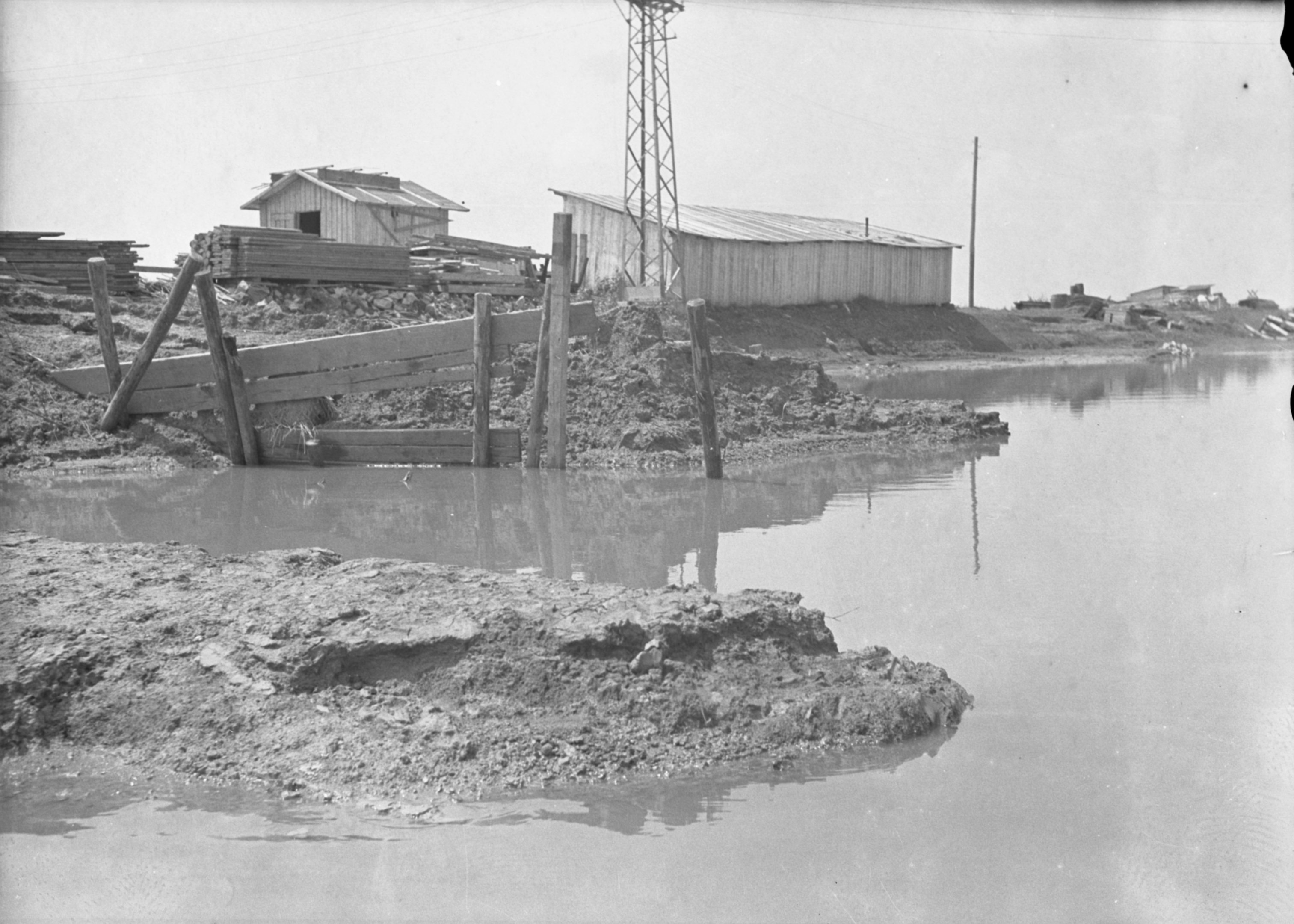 A beszakadt felső áttöltés a júliusi árhullám idején, 1940. július 7. (Magyar Környezetvédelmi és Vízügyi Múzeum - Duna Múzeum CC BY-NC-SA)