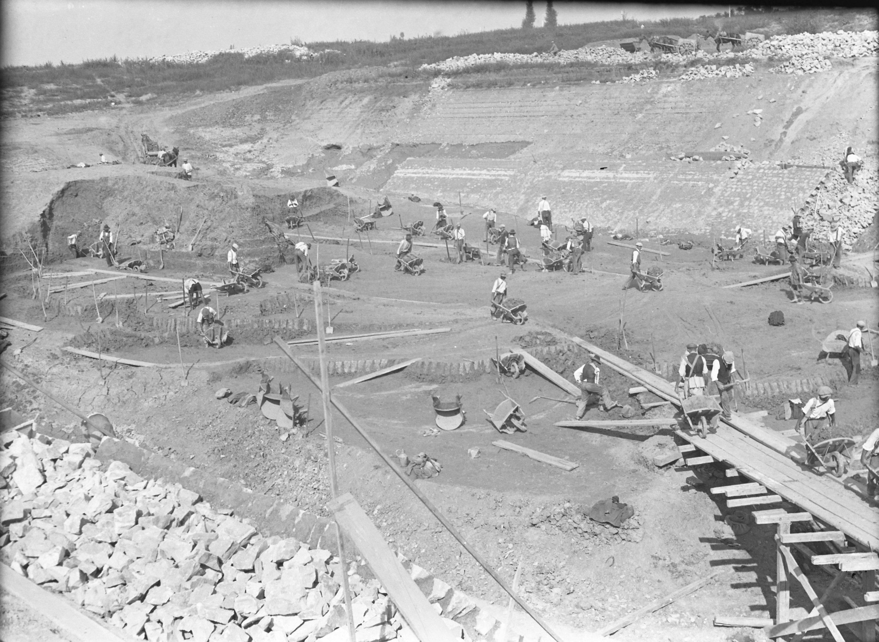 Depóniaelhordás feltöltésbe az utócsatornából, 1940. szeptember 6. (Magyar Környezetvédelmi és Vízügyi Múzeum - Duna Múzeum CC BY-NC-SA)