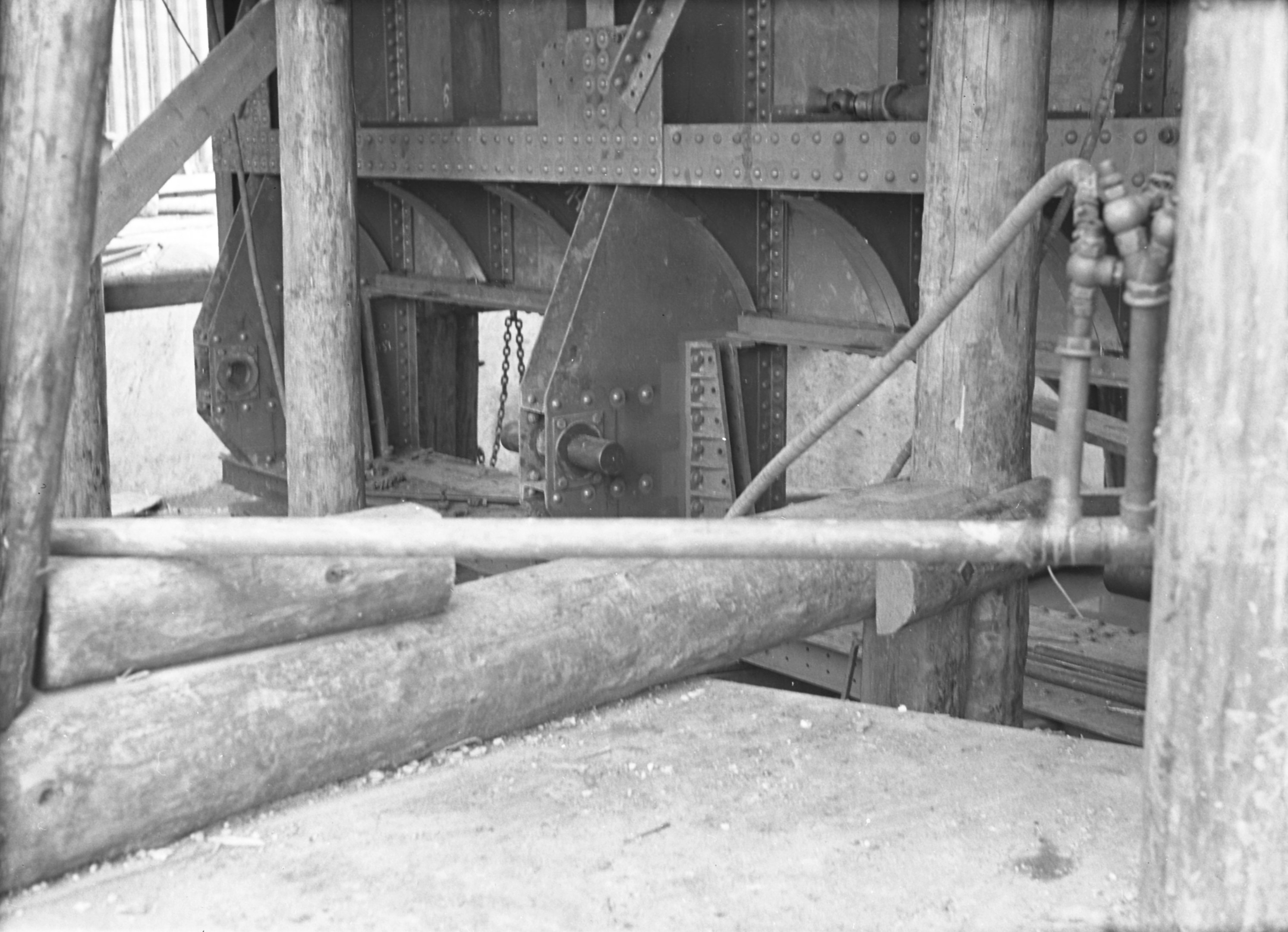 Segmens-tiltók fészkei a behelyezett csapágytengelyekkel, 1940. október 2. (Magyar Környezetvédelmi és Vízügyi Múzeum - Duna Múzeum CC BY-NC-SA)