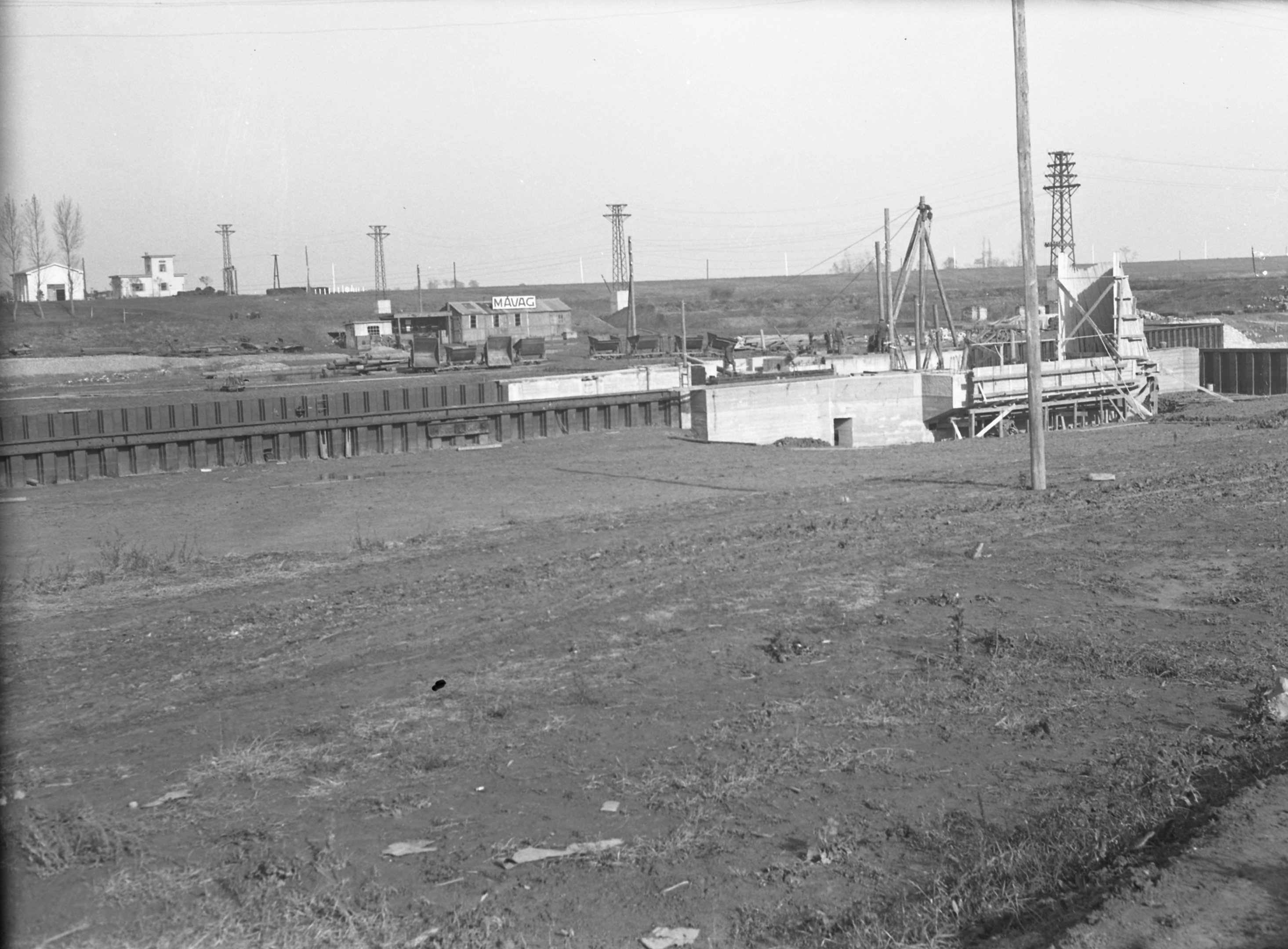 Hajózózsilip távlati képe, háttérben a kezelőteleppel, 1940. november 17. (Magyar Környezetvédelmi és Vízügyi Múzeum - Duna Múzeum CC BY-NC-SA)