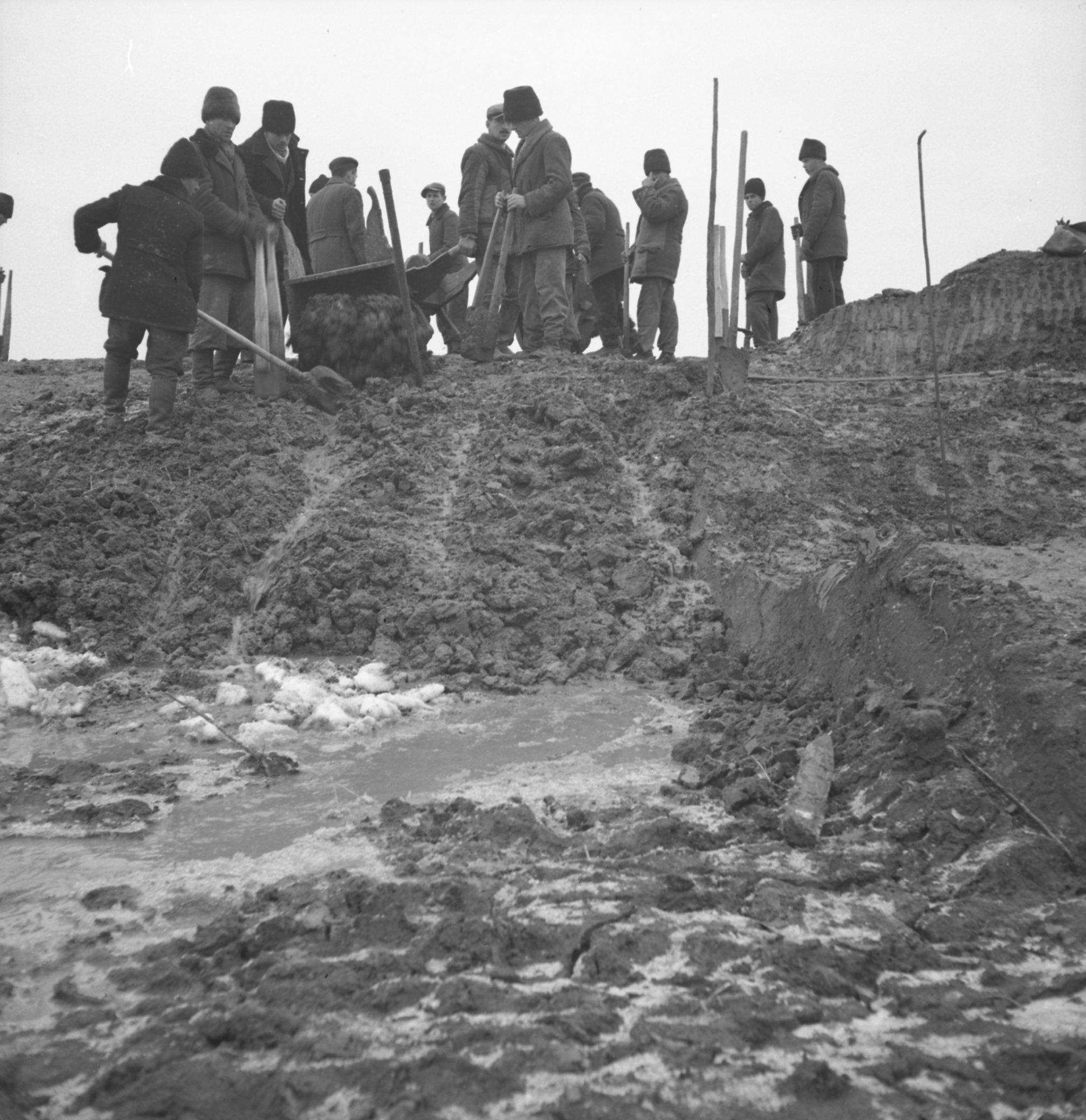 Szivárgó felső áttöltés, 1941. január 6. (Magyar Környezetvédelmi és Vízügyi Múzeum - Duna Múzeum CC BY-NC-SA)