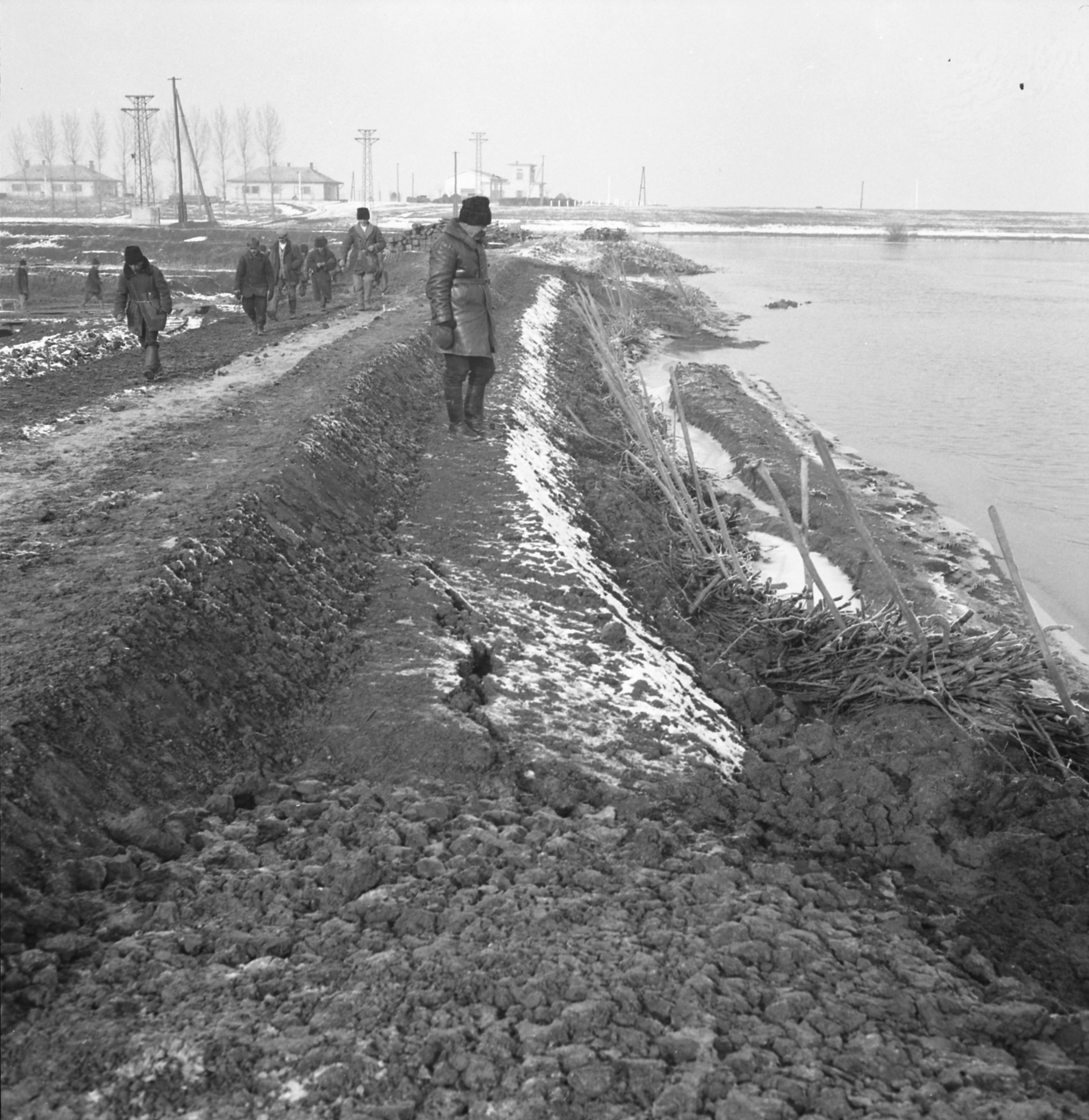 Oldalcsatorna - Felső áttöltés süllyedése, elől repedés, 1941. január 13. (Magyar Környezetvédelmi és Vízügyi Múzeum - Duna Múzeum CC BY-NC-SA)