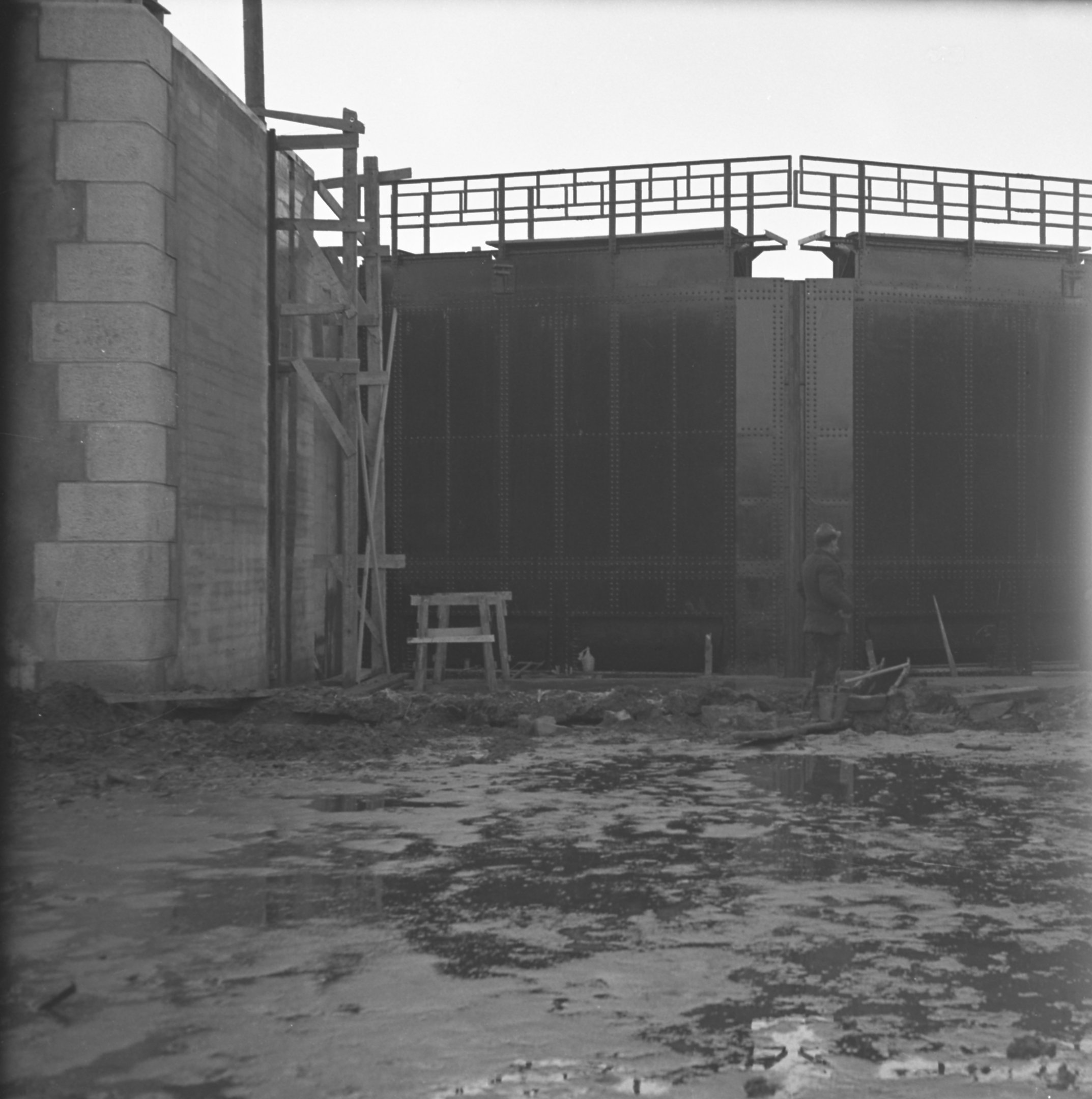 Felső kapu csukott helyzetben, 1941. január 18. (Magyar Környezetvédelmi és Vízügyi Múzeum - Duna Múzeum CC BY-NC-SA)