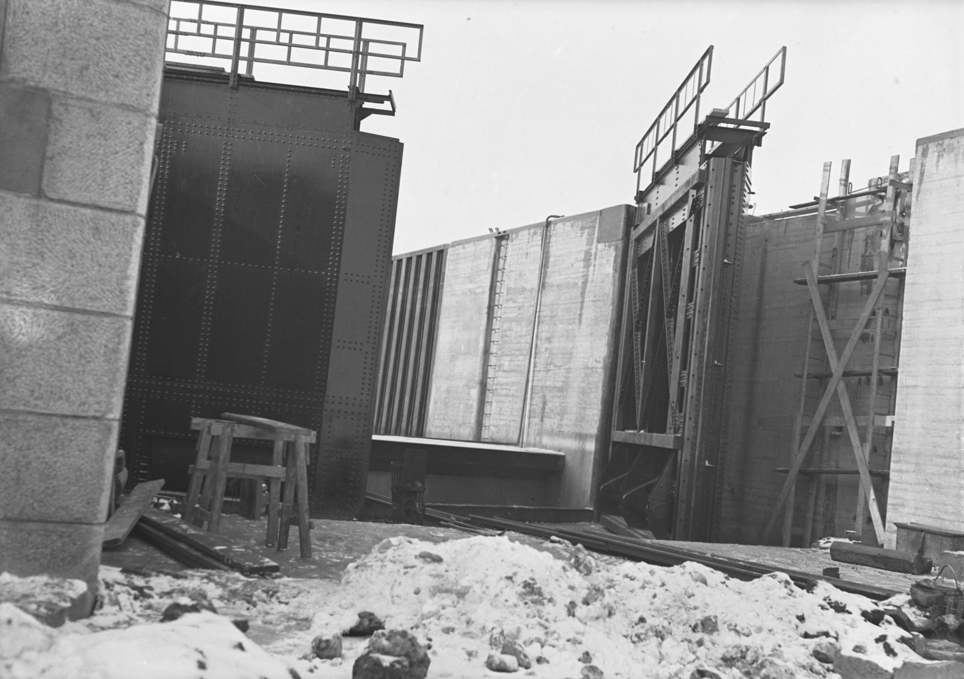 Felső kapu - Az egyik szárny nyitott, a másik csukott helyzetben, 1941. január 18. (Magyar Környezetvédelmi és Vízügyi Múzeum - Duna Múzeum CC BY-NC-SA)