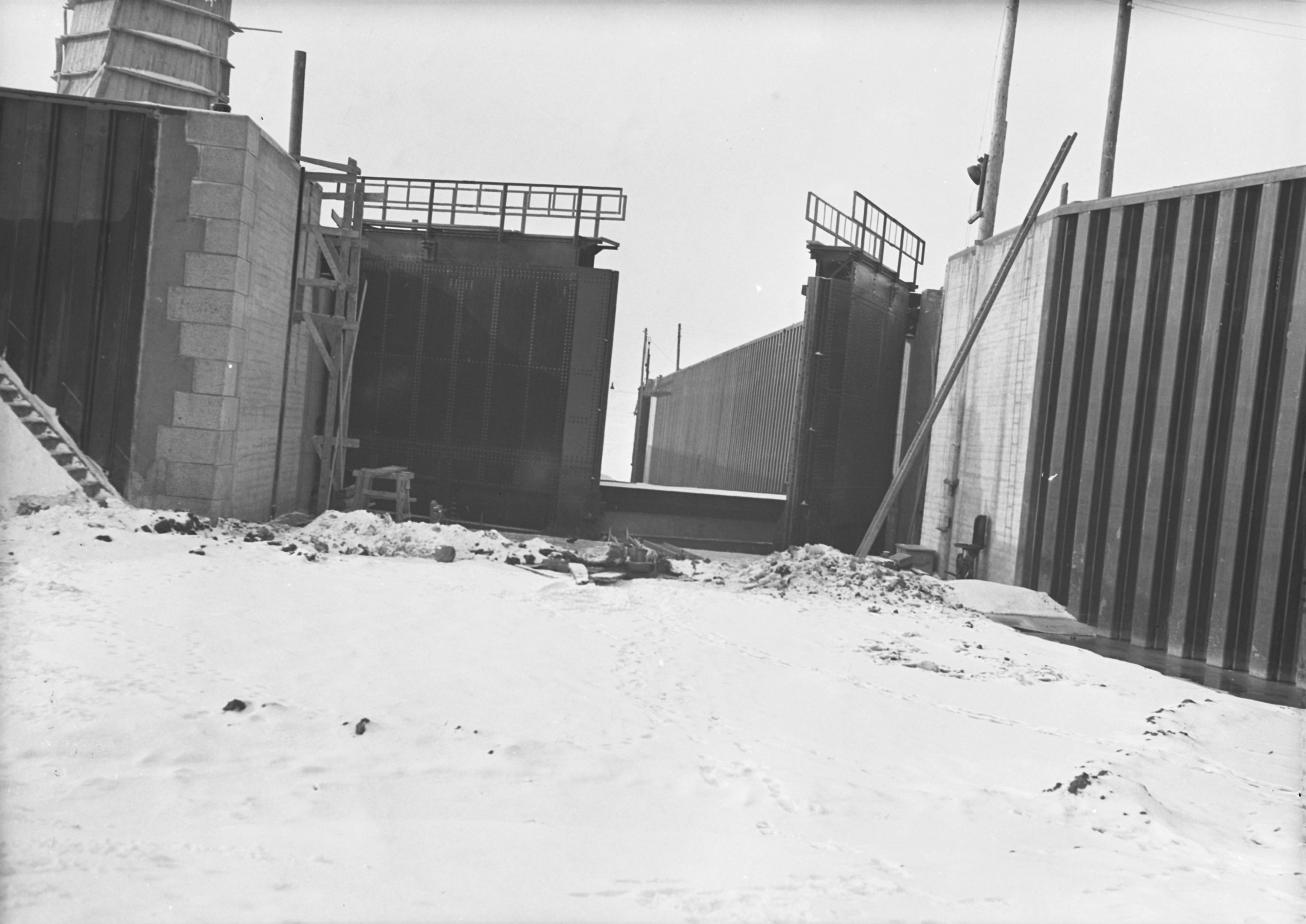 Felső kapu jobboldali szárnya félig nyitott helyzetben, 1941. január 18. (Magyar Környezetvédelmi és Vízügyi Múzeum - Duna Múzeum CC BY-NC-SA)