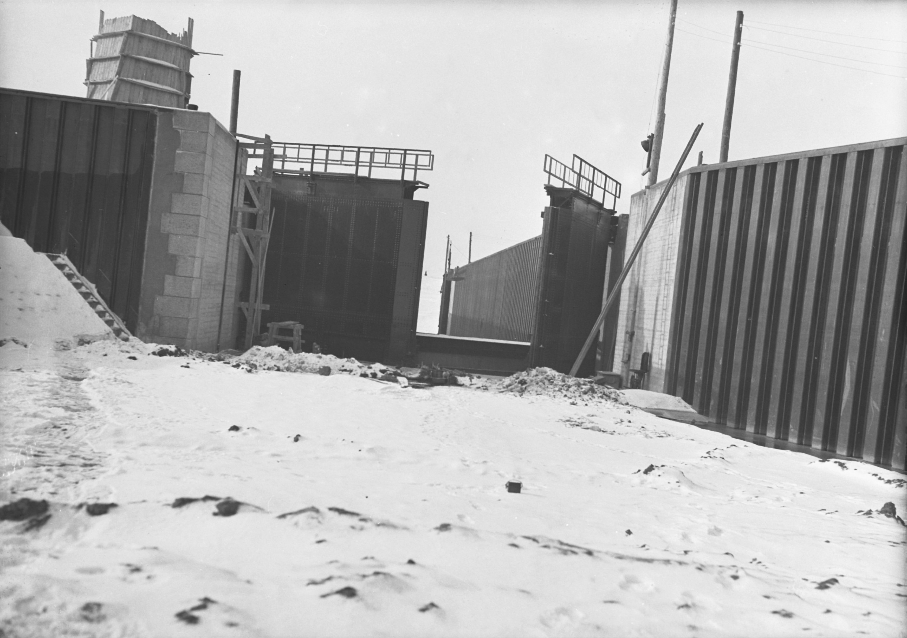 Felső kapu jobboldali szárnya félig nyitva, 1941. január 18. (Magyar Környezetvédelmi és Vízügyi Múzeum - Duna Múzeum CC BY-NC-SA)