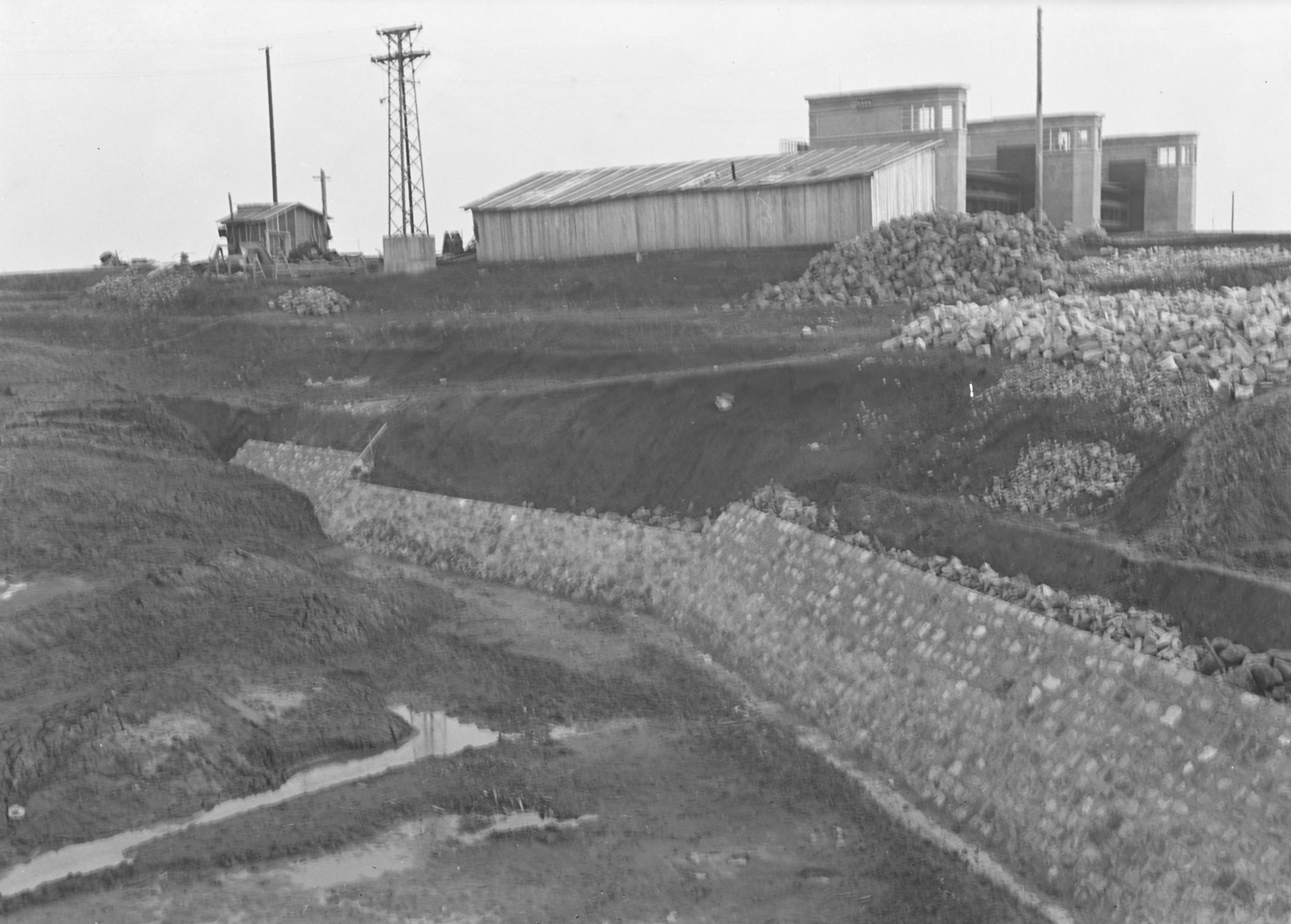 Felső áttöltés miatt félbemaradt kőburkolat az oldalcsatorna baloldalán, 1941. február 28. (Magyar Környezetvédelmi és Vízügyi Múzeum - Duna Múzeum CC BY-NC-SA)