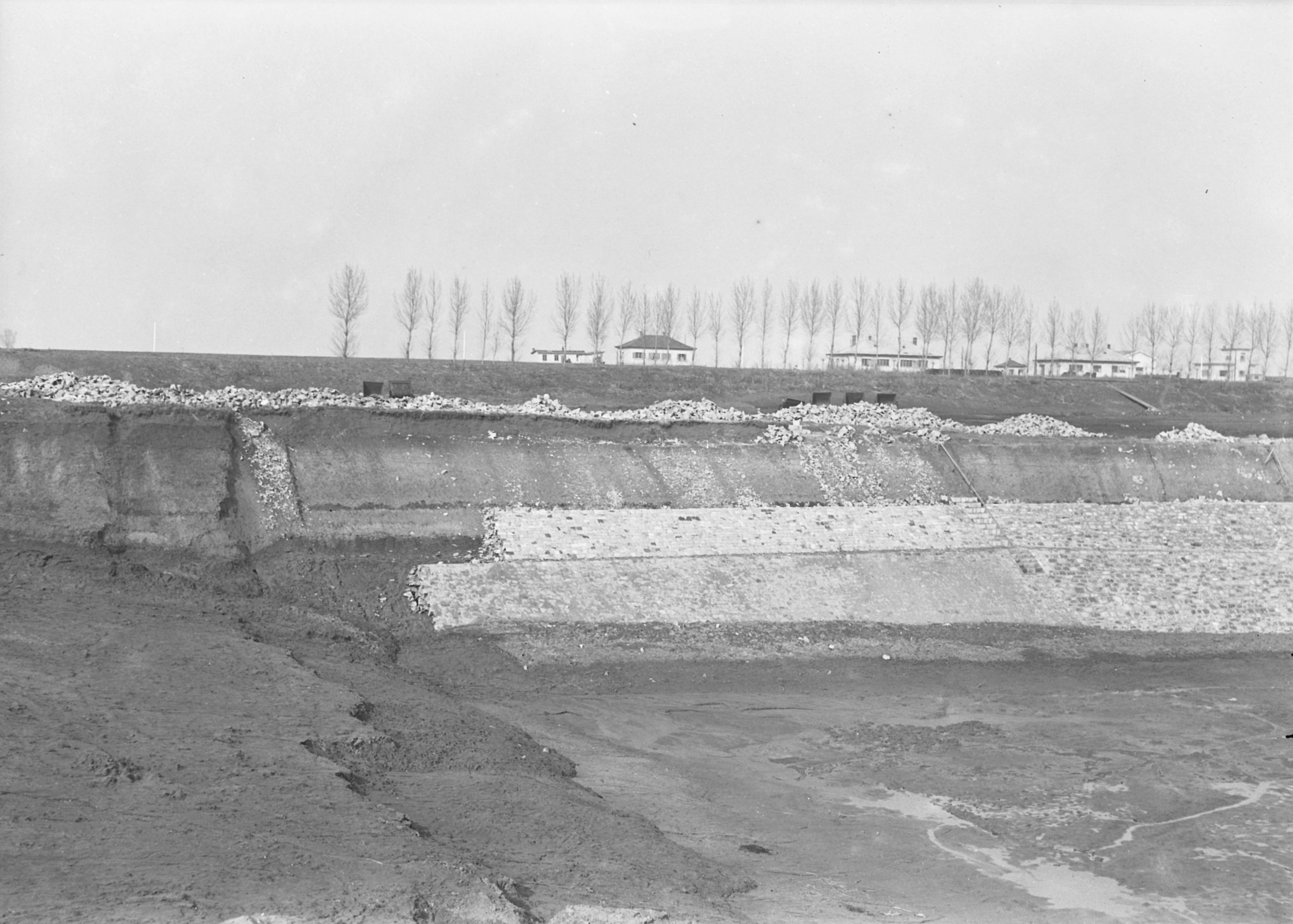 Alsó áttöltés miatt félbemaradt kőburkolat az oldalcsatorna jobb partján, 1941. február 28. (Magyar Környezetvédelmi és Vízügyi Múzeum - Duna Múzeum CC BY-NC-SA)